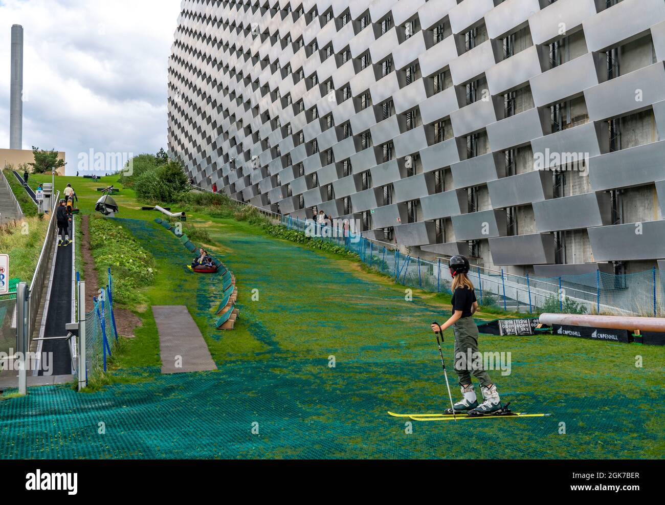 CopenHill, Mllverbrennungsanlage und knstliche Skipiste, Skifahren mit  Blick auf den resund Meter hohen und 400 Meter langen Hang auf der  knstlichen Piste 90 Stockfotografie - Alamy
