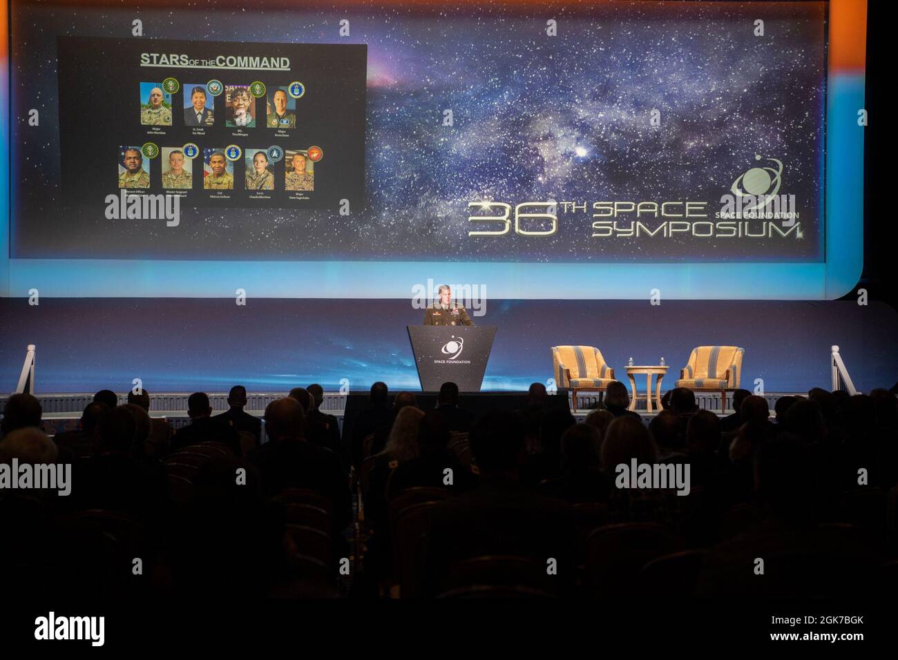 James Dickinson, Kommandant des U.S. Space Command, spricht während des 36. Jährlichen Weltraumsymposiums am 24. August 2021 in Colorado Springs, Colorado, mit führenden Raumfahrtexperten aus der ganzen Welt. Während seines Vortrags gab Dickinson bekannt, dass USSPACECOM die erste operative Fähigkeit erreicht hat. Das Space Symposium ist eine Gelegenheit für die Raumfahrternationen und -Sektoren des Raumfahrtunternehmens, den Dialog zu fördern und die Aufmerksamkeit auf kritische Weltraumfragen zu lenken. USSPACECOM führt Operationen im, vom und zum Weltraum durch, um Konflikte abzuschrecken und, falls nötig, Aggressionen zu besiegen, Weltraumkampfkraft für die gemeinsamen und zu liefern Stockfoto
