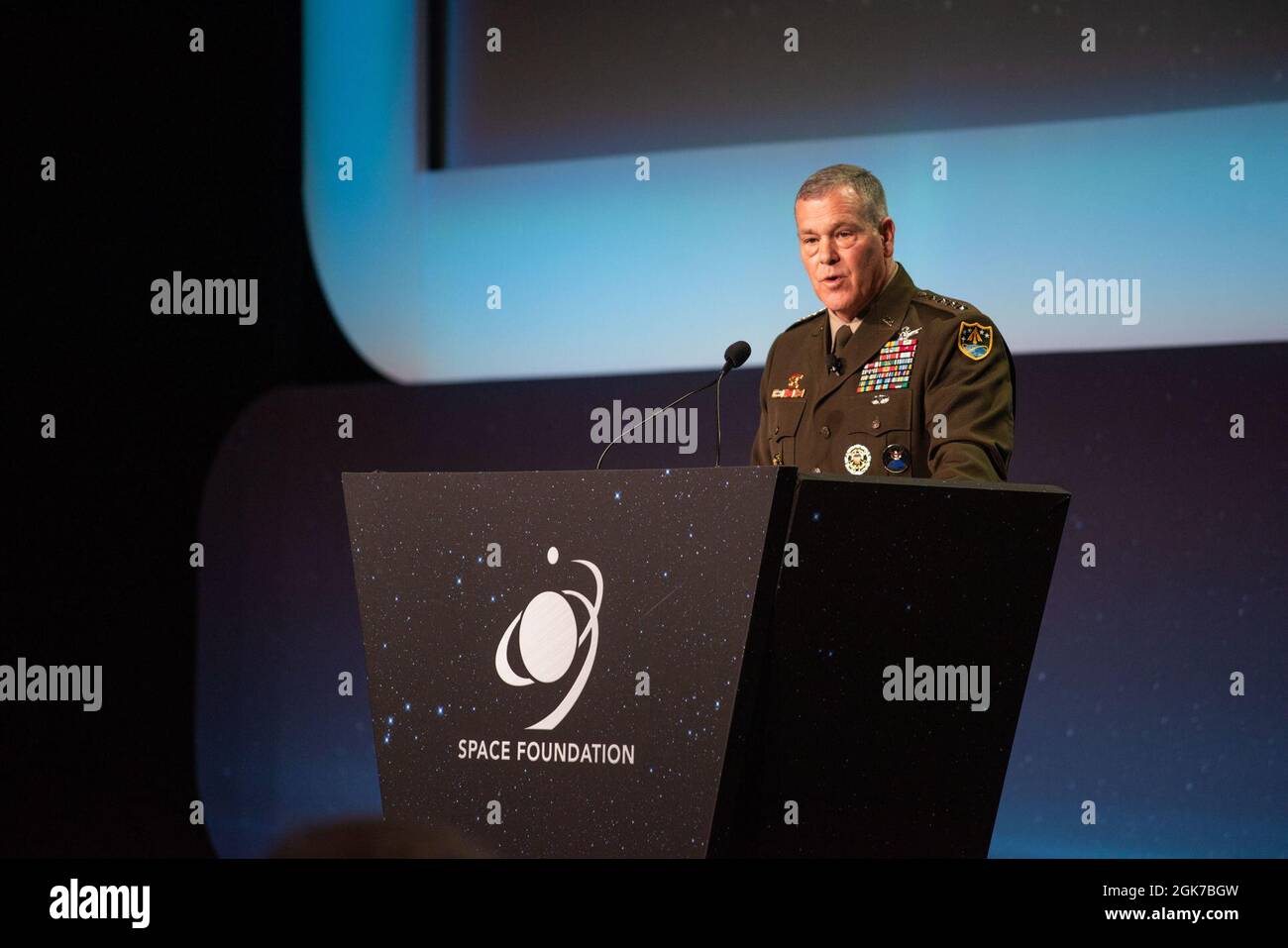James Dickinson, Kommandant des U.S. Space Command, spricht während des 36. Jährlichen Weltraumsymposiums am 24. August 2021 in Colorado Springs, Colorado, mit führenden Raumfahrtexperten aus der ganzen Welt. Während seines Vortrags gab Dickinson bekannt, dass USSPACECOM die erste operative Fähigkeit erreicht hat. Das Space Symposium ist eine Gelegenheit für die Raumfahrternationen und -Sektoren des Raumfahrtunternehmens, den Dialog zu fördern und die Aufmerksamkeit auf kritische Weltraumfragen zu lenken. USSPACECOM führt Operationen im, vom und zum Weltraum durch, um Konflikte abzuschrecken und, falls nötig, Aggressionen zu besiegen, Weltraumkampfkraft für die gemeinsamen und zu liefern Stockfoto