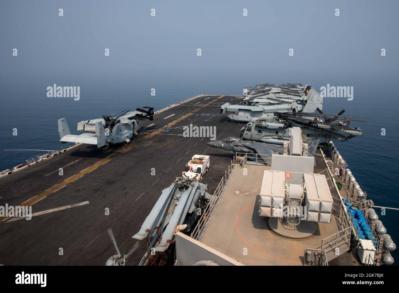 210824-N-OJ308-1015 ARABISCHER GOLF (AUG 24, 2021) das amphibische Sturmschiff USS Iwo Jima (LHD 7) der Wasp-Klasse durchschifft den Arabischen Golf, 24. August. Iwo Jima wird im Einsatzgebiet der 5. US-Flotte eingesetzt, um Marinestützpunkte zu unterstützen, um die maritime Stabilität und Sicherheit in der Zentralregion zu gewährleisten und das Mittelmeer und den Pazifik durch den westlichen Indischen Ozean und drei strategische Engpässe zu verbinden. Stockfoto