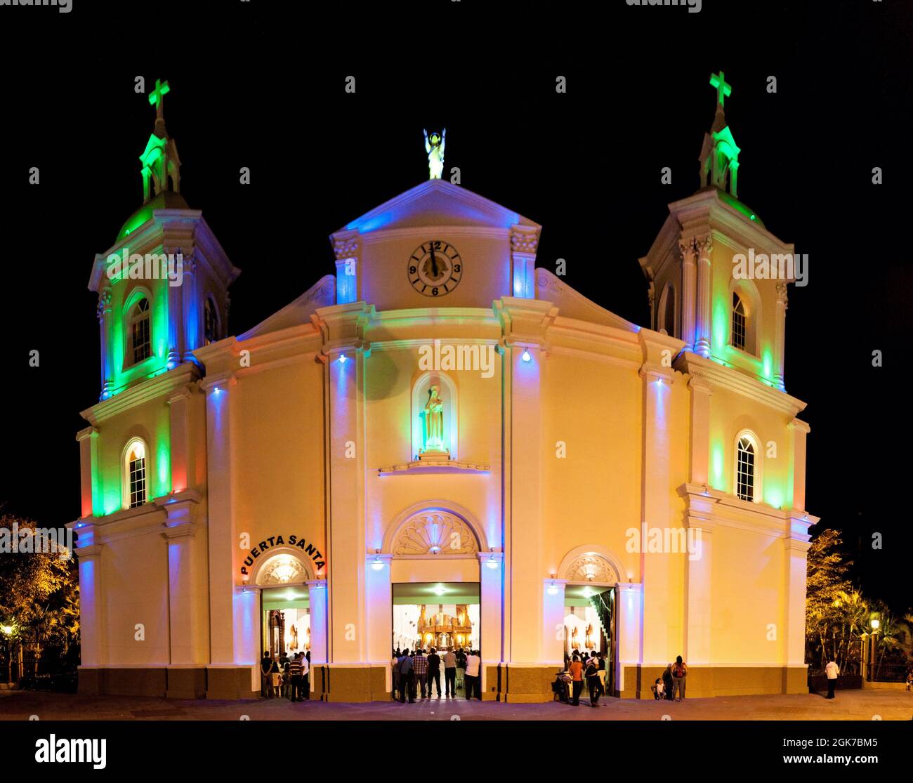 ESTELI, NICARAGUA - 21. APRIL 2016: Nachtansicht einer Kathedrale in Esteli Stockfoto