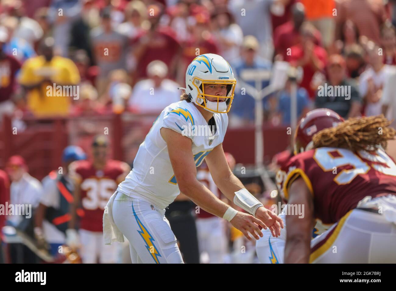 Sonntag, 12. September 2021; Landover, MD, USA; Washington Football Team Defensive End Chase Young (99) durchbricht die Offensive Line und tritt gegen Los Angeles Chargers Quarterback Justin Herbert (10) während eines NFL-Spiels im FedEx Field an. Die Chargers schlugen Washington mit 20:16. (Brian Villanueva/Image of Sport) Stockfoto