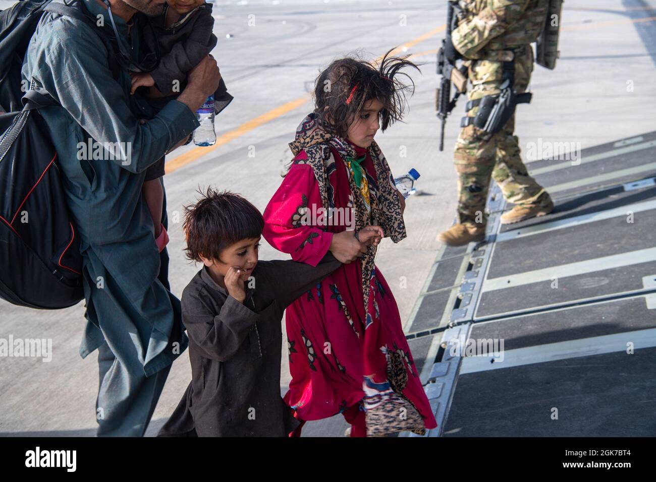 Passagiere an Bord einer C-17 Globemaster III der US-Luftwaffe, die der 816. Expeditionary Airlift Squadron zur Unterstützung der Evakuierung in Afghanistan am Hamid Karzai International Airport (HKIA), Afghanistan, zugewiesen wurde, 24. August 2021. Stockfoto