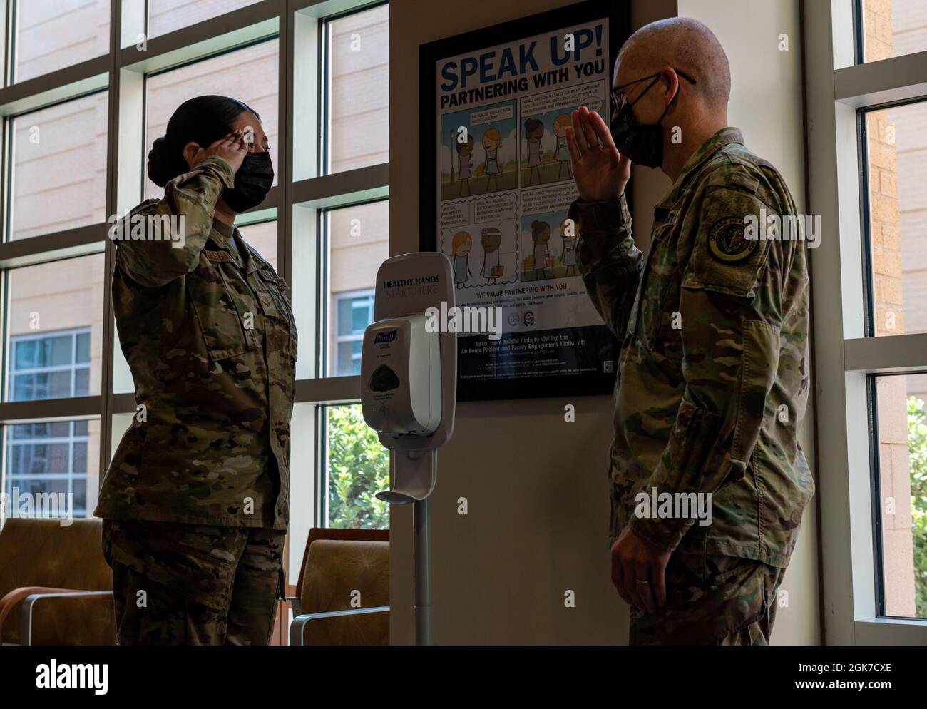 U.S. Army LT. General Ronald J. Place, Direktor der Defense Health Agency, (rechts) gibt einen Gruß von Airman 1st Class Cielo Vargas, 20. Operational Readiness Squadron, einem öffentlichen Gesundheitstechniker, auf der Shaw Air Force Base, South Carolina, am 24. August 2021 zurück. Place besichtigte die 20. Medizinische Gruppe, um ihre Leistungen zu würdigen und Airmen mit Münzen zu präsentieren. Stockfoto