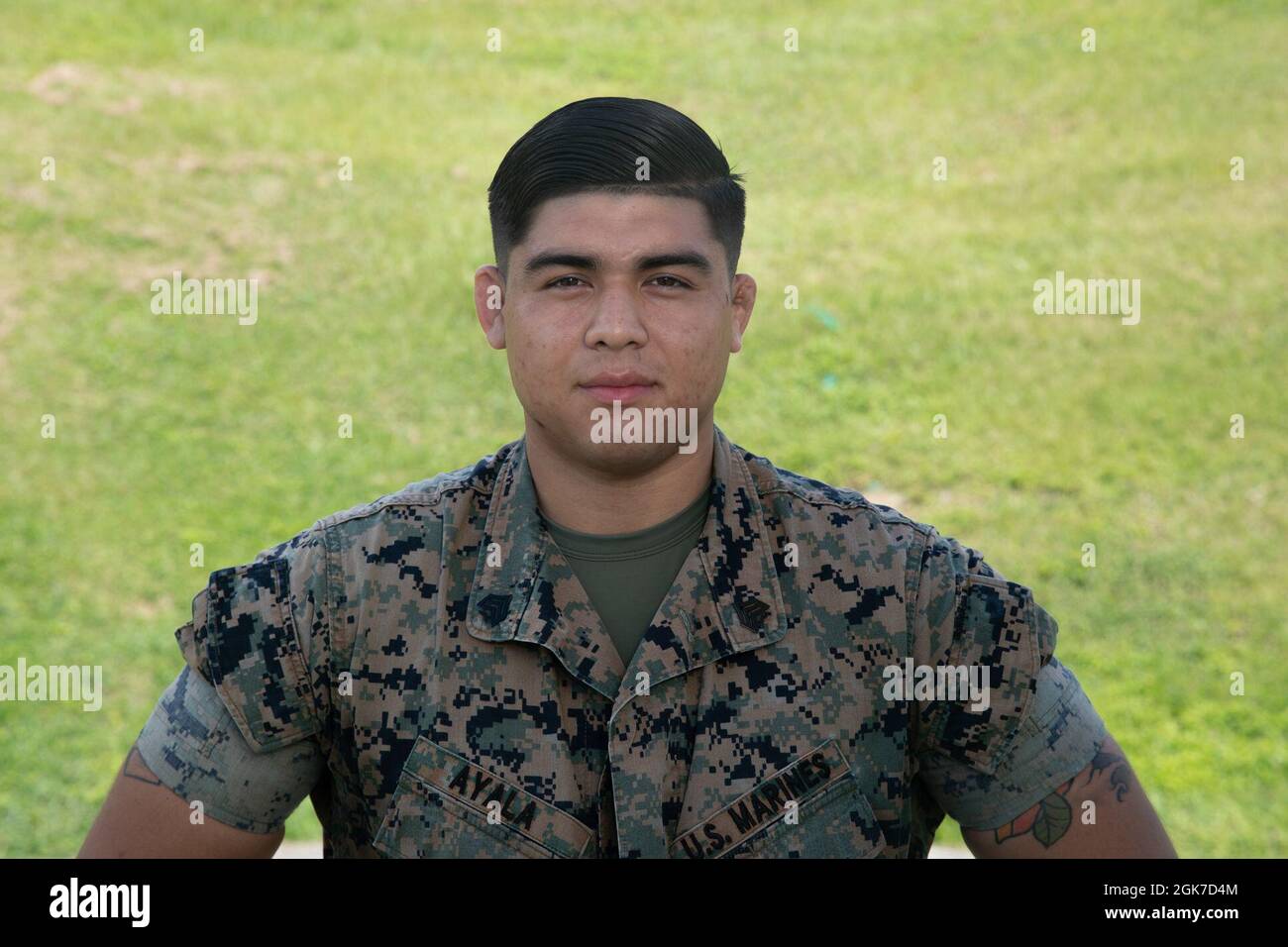 U.S. Marine Corps Sgt. Anthony Ayala, ein Systembetreiber mit der 3. Marine Expeditionary Brigade, posiert für ein Foto auf Camp Courtney, Okinawa, Japan, 24. August 2021. Ayala arbeitet an der Koordination, Konfliktlösung und Bearbeitung von Feuermissionen für 3D-MEB. Stockfoto