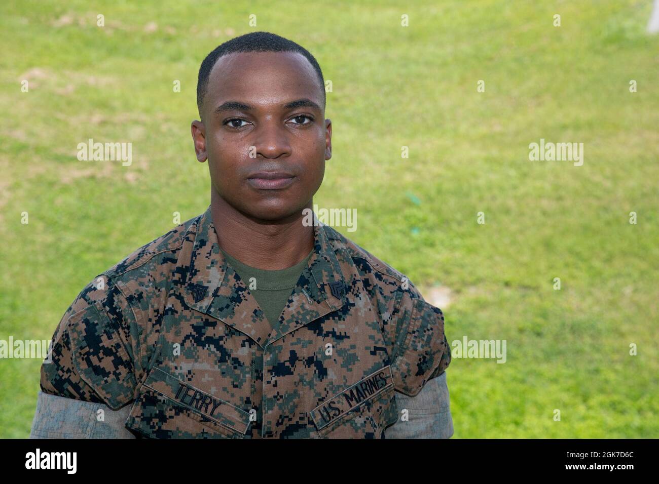 U.S. Marine Corps Sgt. Miles Terry, der Einsatzleiter der 3. Marine Expeditionary Brigade, posiert für ein Foto auf Camp Courtney, Okinawa, Japan, 24. August 2021. Terry ist dafür verantwortlich, dass die Marines von 3D MEB im Handumdrehen eingesetzt werden können. Stockfoto