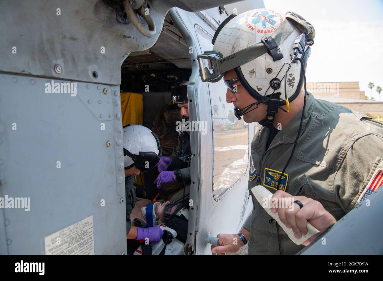 210824-N-EV253-1403 SAN DIEGO (AUG 24, 2021) Hospital Corpsman Chief Ryan Mooney, aus Monroe, New York, Und dem „Merlins“ des Helicopter Sea Combat Squadron (HSC) 3 zugeordnet, übernimmt seine Verantwortung als Such- und Rettungsbewerter (SAR) während einer Überland-SAR-Simulation mit den „Chargers“ des Helicopter Sea Combat Squadron (HSC) 14, 24. August 2021. HSC-3 ist das designierte SAR Model Manager (SARMM) SAR Evaluation Team, das für den Kommandanten der Naval Air Forces Pacific verantwortlich ist. Als designierter SARMM stellt HSC-3 sicher, dass SAR-Einheiten vollständig für die Durchführung von LIF qualifiziert sind Stockfoto