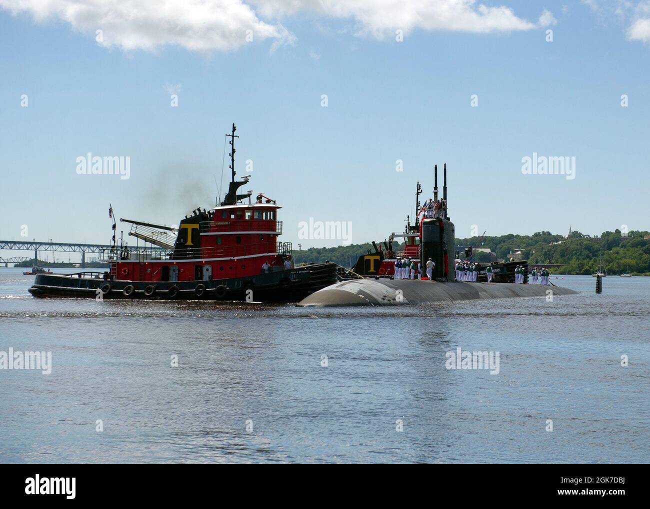 210824-N-ME396-1075 GROTON, Connecticut (26. August 2021) Schlepper führen die USS San Juan (SSN 751) an, während sie nach einem siebenmonatigen Einsatz zur Naval Submarine Base (SUBASE) New London zurückkehrt. San Juan dampfte während seiner Bereitstellung fast 80,000 Meilen. San Juan wurde am 6. August 1988 in Dienst gestellt und ist das zweite US-Kriegsschiff, das nach der Hauptstadt Puerto Rico benannt wurde. Es ist 362 Fuß lang mit einem Strahl von 33 Fuß und einer Besatzung von etwa 139. Stockfoto