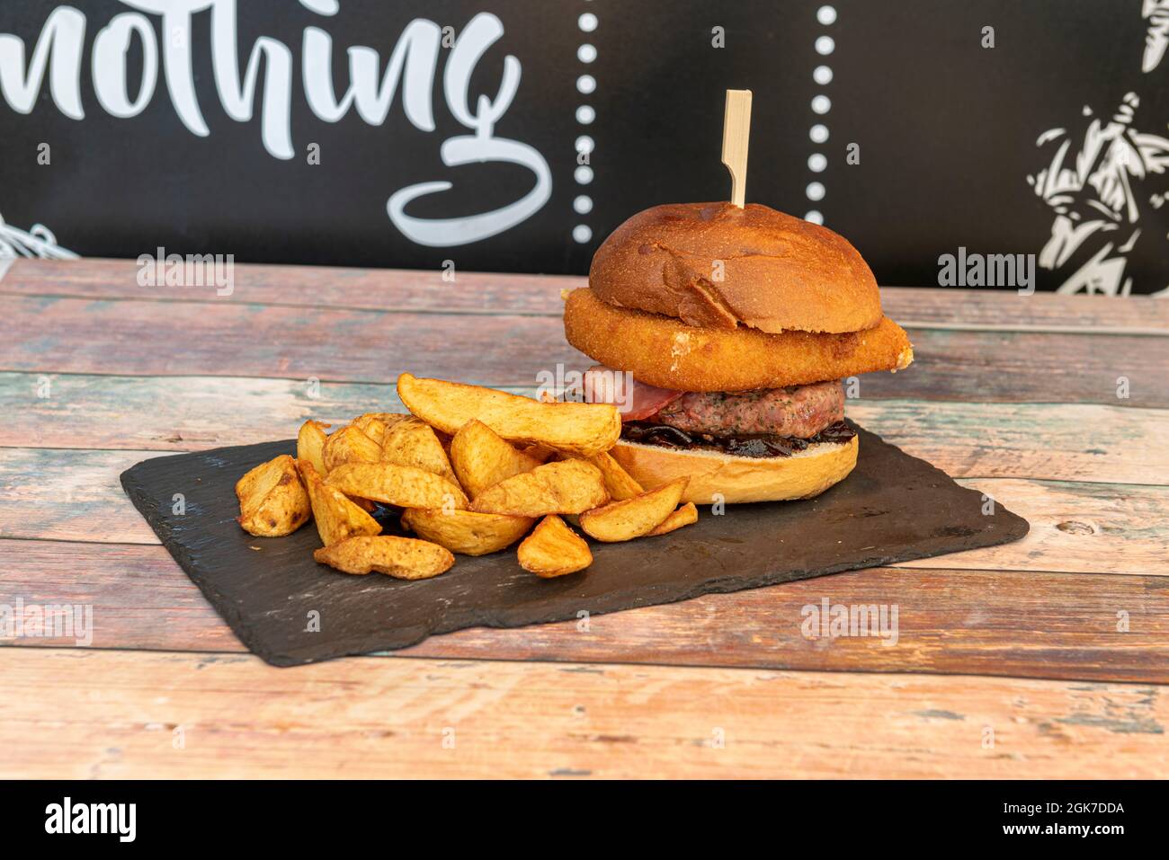 Gemischter Rinderburger mit Hühnchen-Schnitzel und Pommes frites Stockfoto