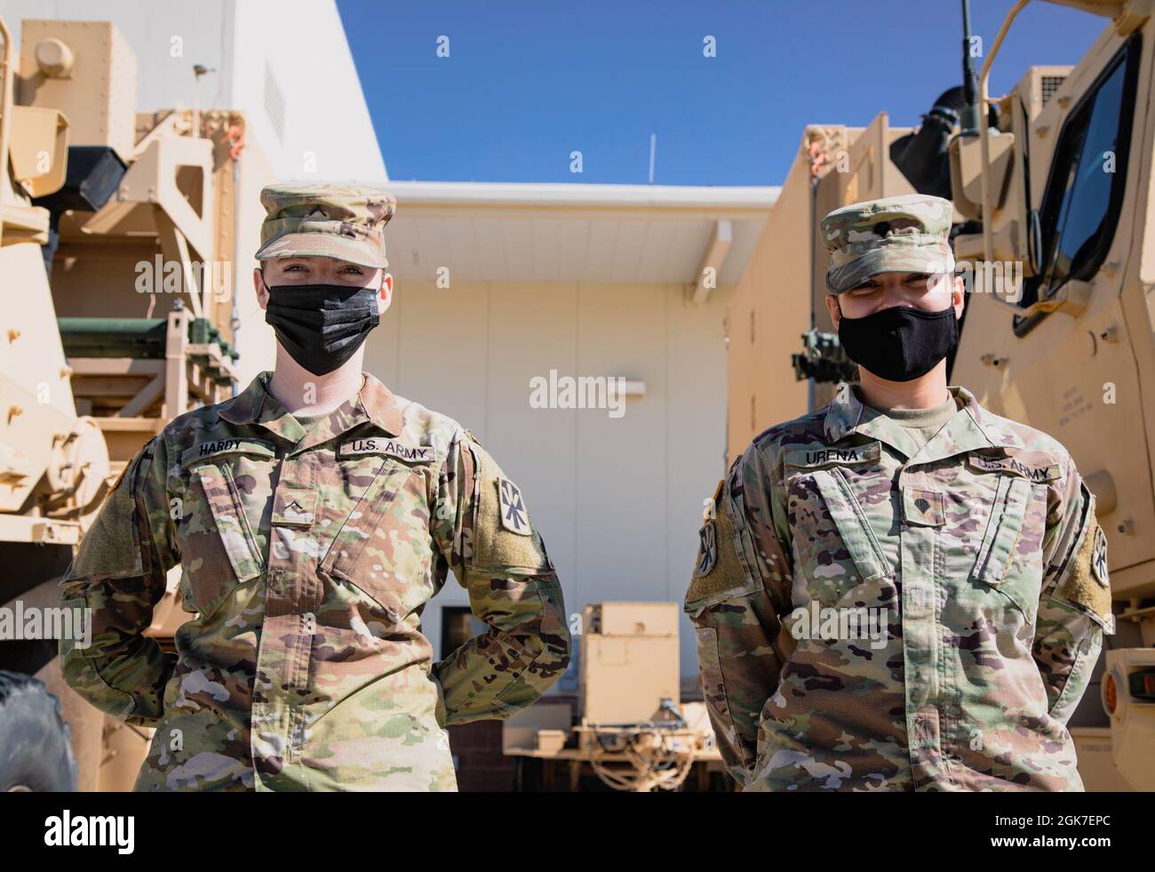 Pvt. Nora Hardy (links), die Bravo Battery, 2. Regiment (THAAD), zugewiesen wurde, sagt: „die Gleichstellung der Frauen ist wichtig, weil es besser ist, eine weibliche Perspektive auf Dinge zu haben, weil unser Gehirn anders funktioniert als Männer.“ Spc. Erika Urena (rechts), zugewiesen an Bravo Battery, 2. Regiment THAAD, sagt: „die Gleichstellung der Frauen ist wichtig, weil wir stark sind, nur weil wir Frauen sind, bedeutet nicht, dass wir nicht mehr tun können.“ Stockfoto