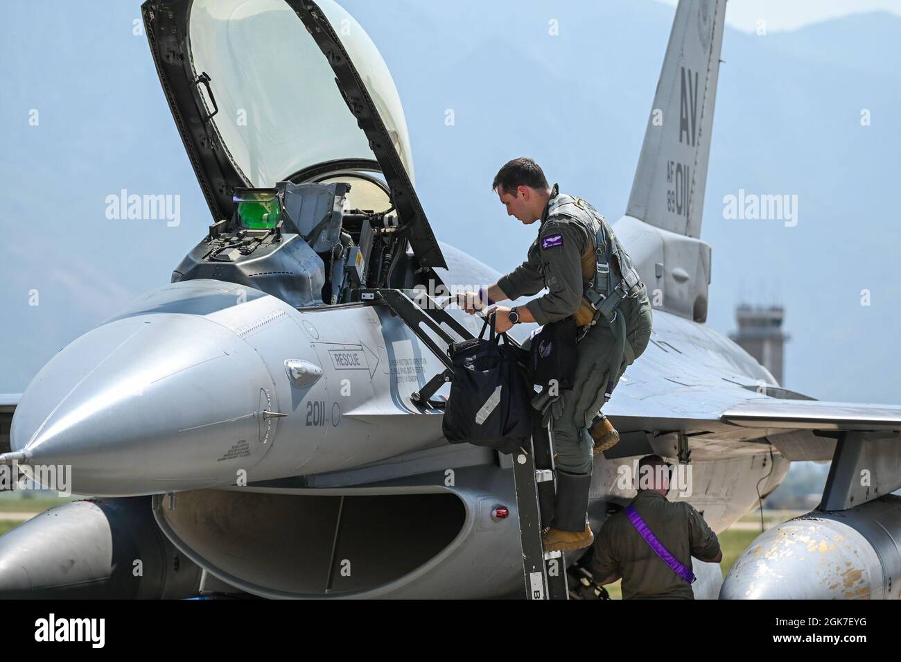 Ein F-16 Fighting Falcon Pilot, der vom italienischen Aviano Air Base dem 31. Kampfflügel zugewiesen wurde, steigt am 25. August 2021 auf dem Luftwaffenstützpunkt Hill in Utah in seinen Jet ein. Der Flügel nahm an einem Waffensystem-Evaluierungsprogramm Teil, bekannt als Combat Hammer und Combat Archer, das die Leistung von Besatzungen, Piloten und deren Technologie beim Einsatz von präzisionsgesteuertem Munitionsmaterial testet und validiert. Stockfoto