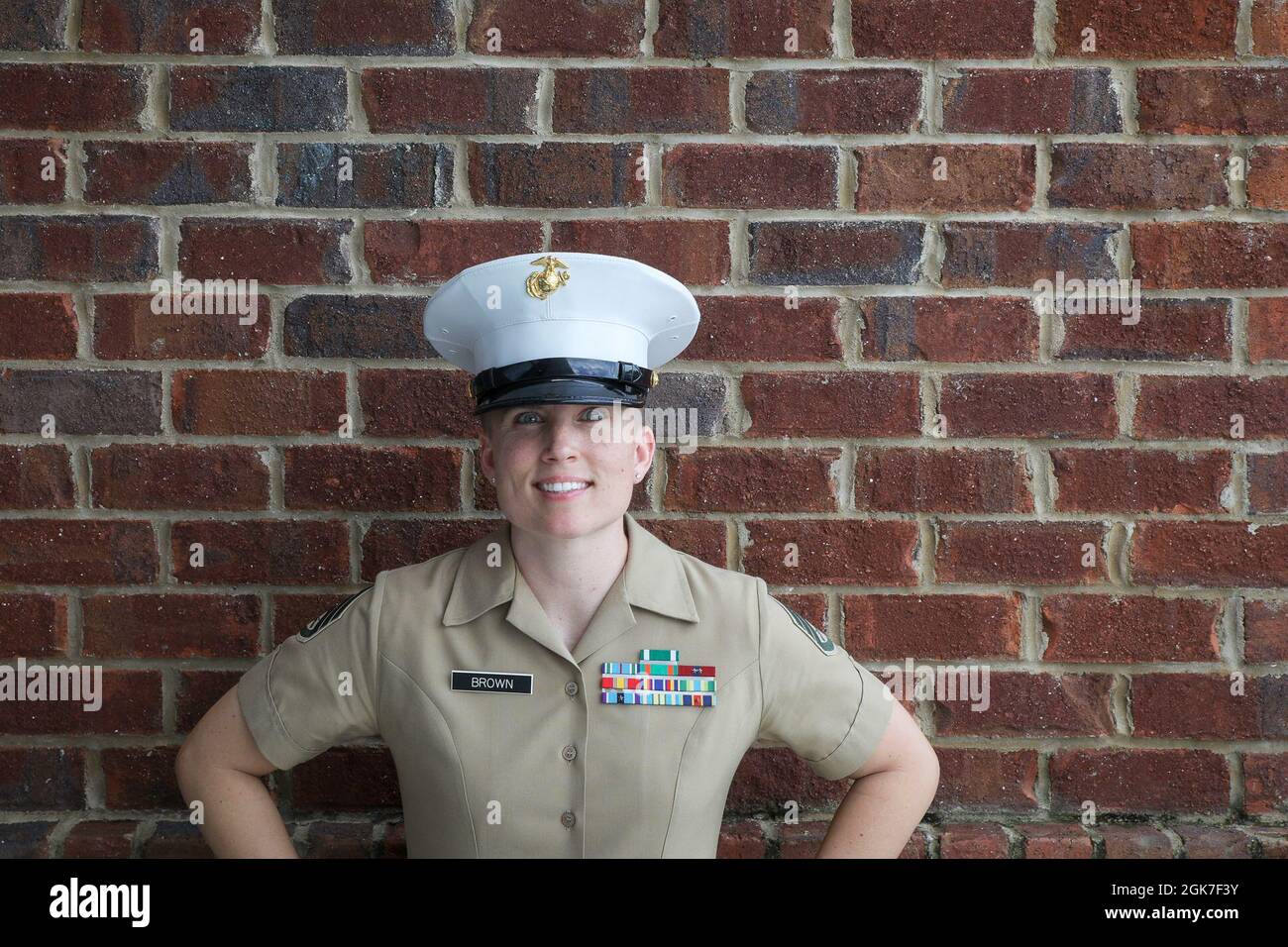 Personal Sgt. Britny Brown posiert für ein Foto bei der Marine Corps Recruiting Sub-Station Savannah, Georgia am 24. August 2021. Personal Sgt. Brown spricht über ihr größtes Vorbild, ihre Gründe für den Beitritt zu den Marines und ihren Rat an Frauen, die sich für die Aufnahme interessieren. Stockfoto