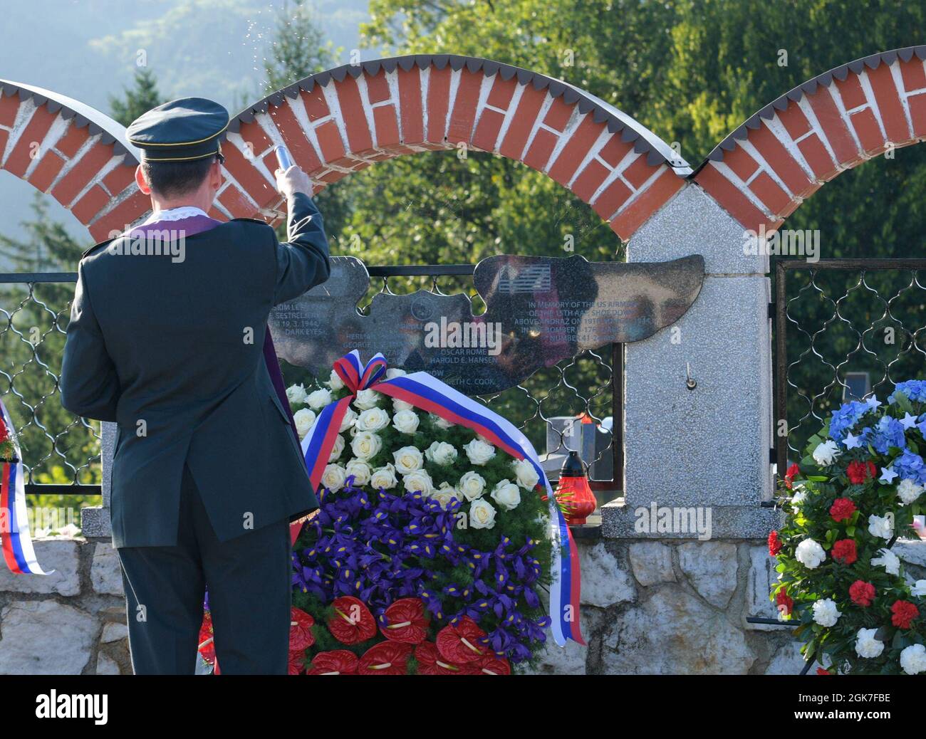 Der Militärkaplan Matej Jakopic segnet eine Gedenktafel während der Gedenkstätte Andraž in Andraž nod Polzelo, Slowenien, am 25. August 2021. 1944 Jahr 17 wurde der US-Bomber B-‘Andraž Dark Eyes’ über „Nod Polzelo“ abgeschossen, und das Denkmal für ‘Dark Eyes’ wurde am 22. März 2014 eingeweiht. Mitglieder der im Einsatz getöteten Besatzung werden auf dem amerikanischen Friedhof von Florenz, Florenz, Italien, begraben. Stockfoto