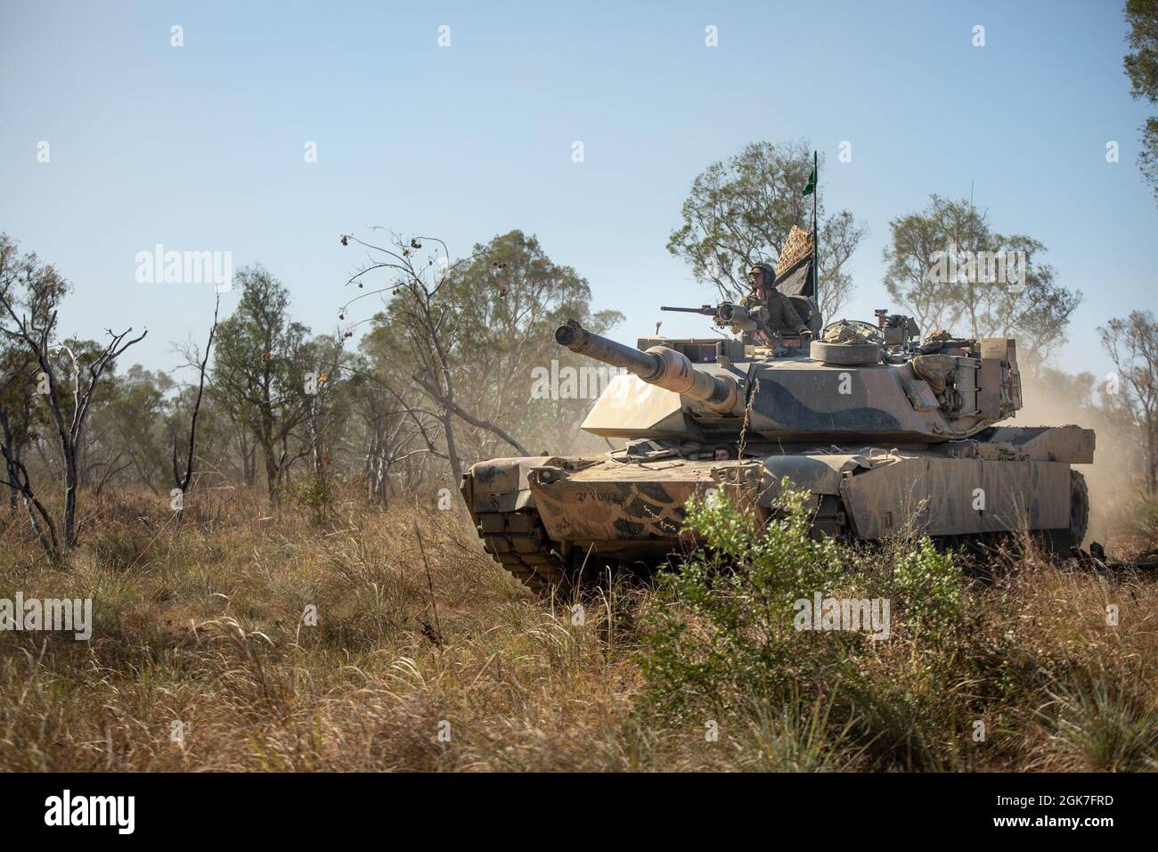 Ein Hauptkampfpanzer der australischen Armee M1A1 Abrams fährt während der Übung in ein Versteck Koolendong, Bradshaw Field Training Area, NT, Australien, 25. August 2021. Die australische Armee und das US Marine Corps Humvees mit dem kombinierten Anti-Rüstung-Team Red Zug hielten Positionen in einem Versteck, einer versteckten Position zwischen taktischen Bewegungen oder bei Bedarf während einer Probephase der Übung. Die Übung Koolendong bestätigt die Fähigkeit von MRF-D und der australischen Verteidigungskräfte, Expeditions- und Kontrolloperationen durchzuführen, was die gemeinsame Verpflichtung zeigt, bereit zu sein, auf eine Krise oder eine Notlage zu reagieren Stockfoto