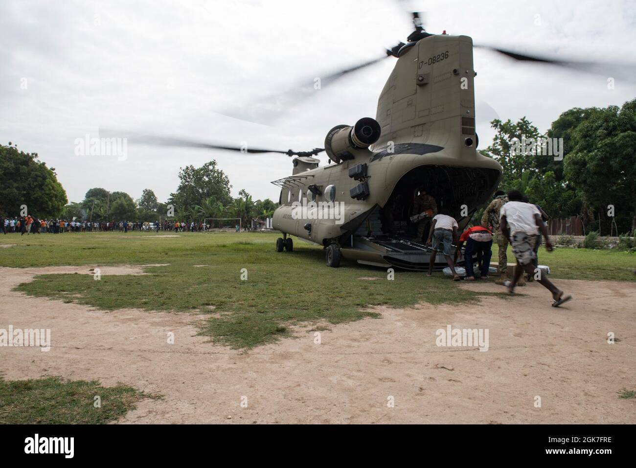 Die Luftbesatzung mit dem 1. Bataillon, dem 228. Luftfahrtregiment, der Joint Task Force-Bravo, der Soto Cano Air Base, Honduras, leistet humanitäre Hilfe für die Bewohner von Maniche, Haiti, 25. August 2021. Auf Ersuchen des U.S. Southern Command wurden Dienstmitglieder eingesetzt, um Hilfsmaßnahmen mit der US-Agentur für internationale Entwicklung für die Menschen in Haiti zu unterstützen, nachdem das Land am 14. August von einem Erdbeben getroffen wurde. Die Joint Task Force umfasst alle fünf Zweige des US-Militärs sowie Land-, See- und Luftgüter aus jedem Zweig. Stockfoto