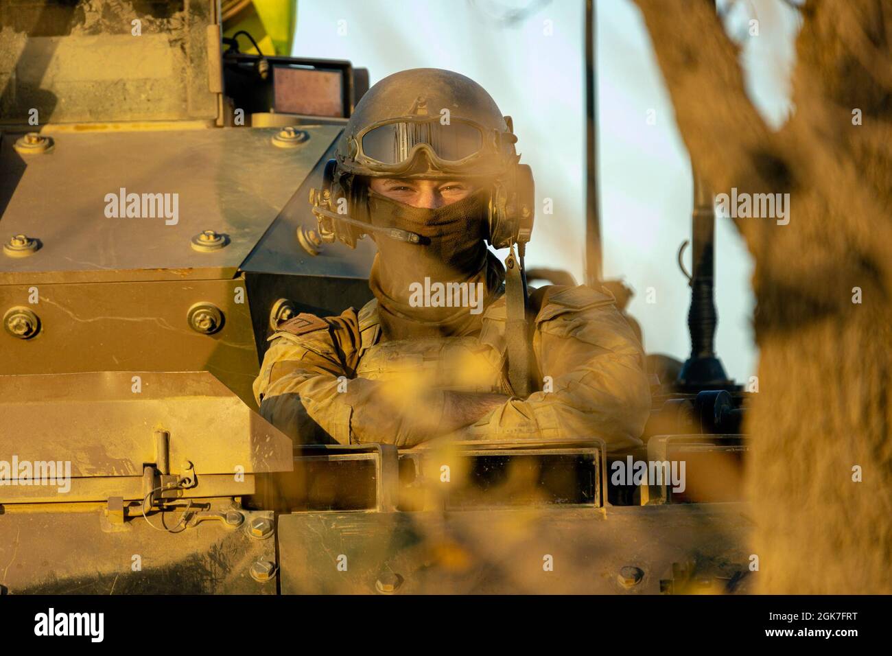 Sapper Sidney Holgate, Soldat der australischen Armee, Kampfingenieur mit 9. Feldgeschwader, 1. Kampfingenieurregiment, wartet auf den Befehl, die Probebewegungen während der Übung Koolendong im Bradshaw Field Training Area, NT, Australien, 25. August 2021, zu starten. Holgate war für die Bewegung ein M113 AS4 Panzerbewehrungsfahrer. Übungen wie Koolendong bestätigen die Fähigkeit der Marine Rotational Force-Darwins und der Australian Defence Force, Expeditions-fortgeschrittene Basisoperationen mit kombinierten innovativen Fähigkeiten durchzuführen und sind durch ihr gemeinsames Engagement bereit, zu reagieren Stockfoto