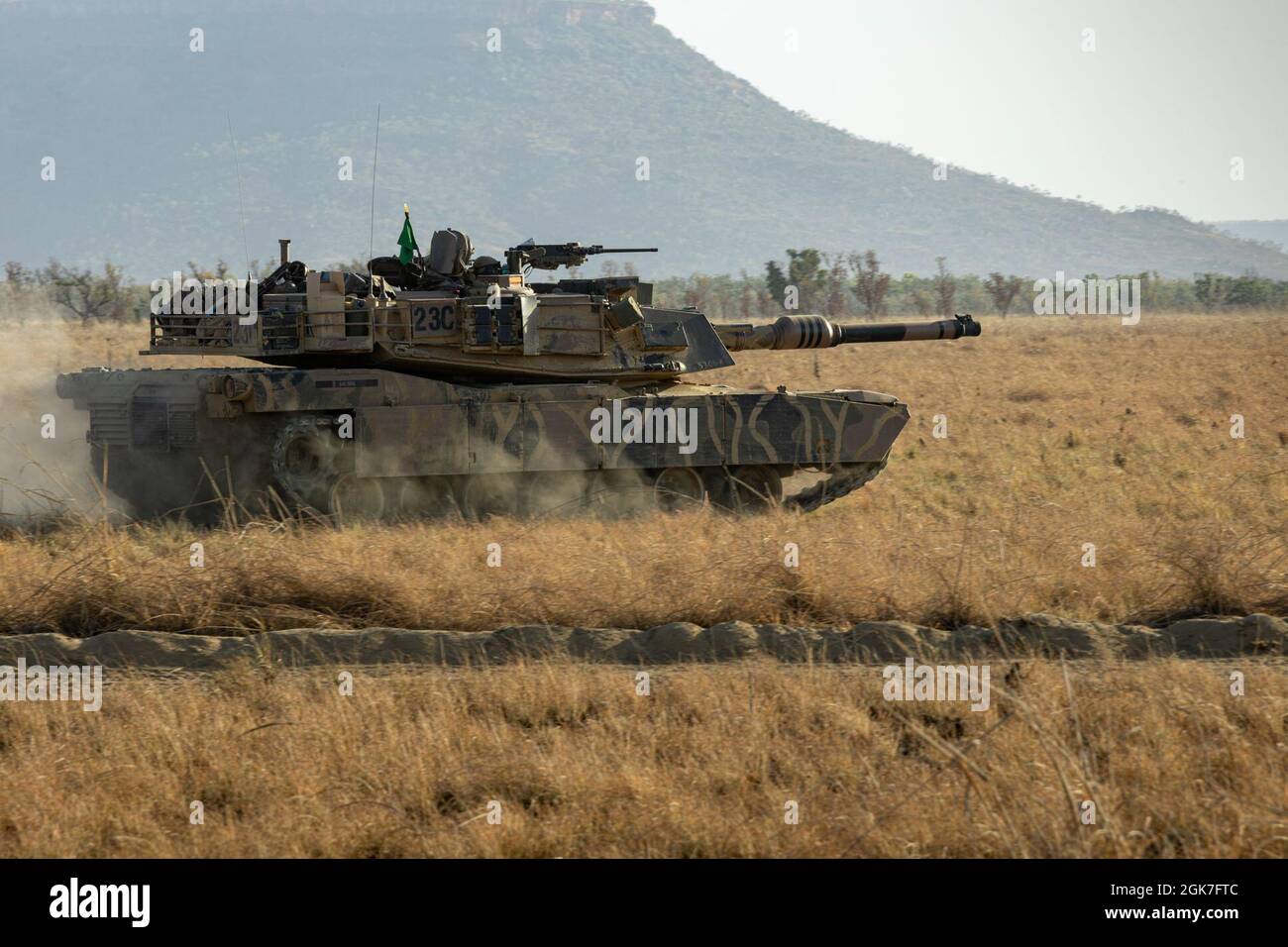 Ein australischer Hauptkampfpanzer M1A1 Abrams bewegt sich während der Übung Koolendong im Bradshaw Field Training Area, NT, Australien, 25. August 2021 in Richtung Objective Bobcat. US-Marineinfanteristen und Soldaten der australischen Armee nahmen an berittenen und berittenen Angriffen während der Übung Teil. Übungen wie Koolendong bestätigen die Fähigkeit der Marine Rotational Force-Darwins und der Australian Defence Force, Expeditions-Basisoperationen mit kombinierten innovativen Fähigkeiten durchzuführen und sind durch ihr gemeinsames Engagement bereit, auf eine Krise oder eine Notlage in der Indo-Pazifik-Region zu reagieren. Stockfoto