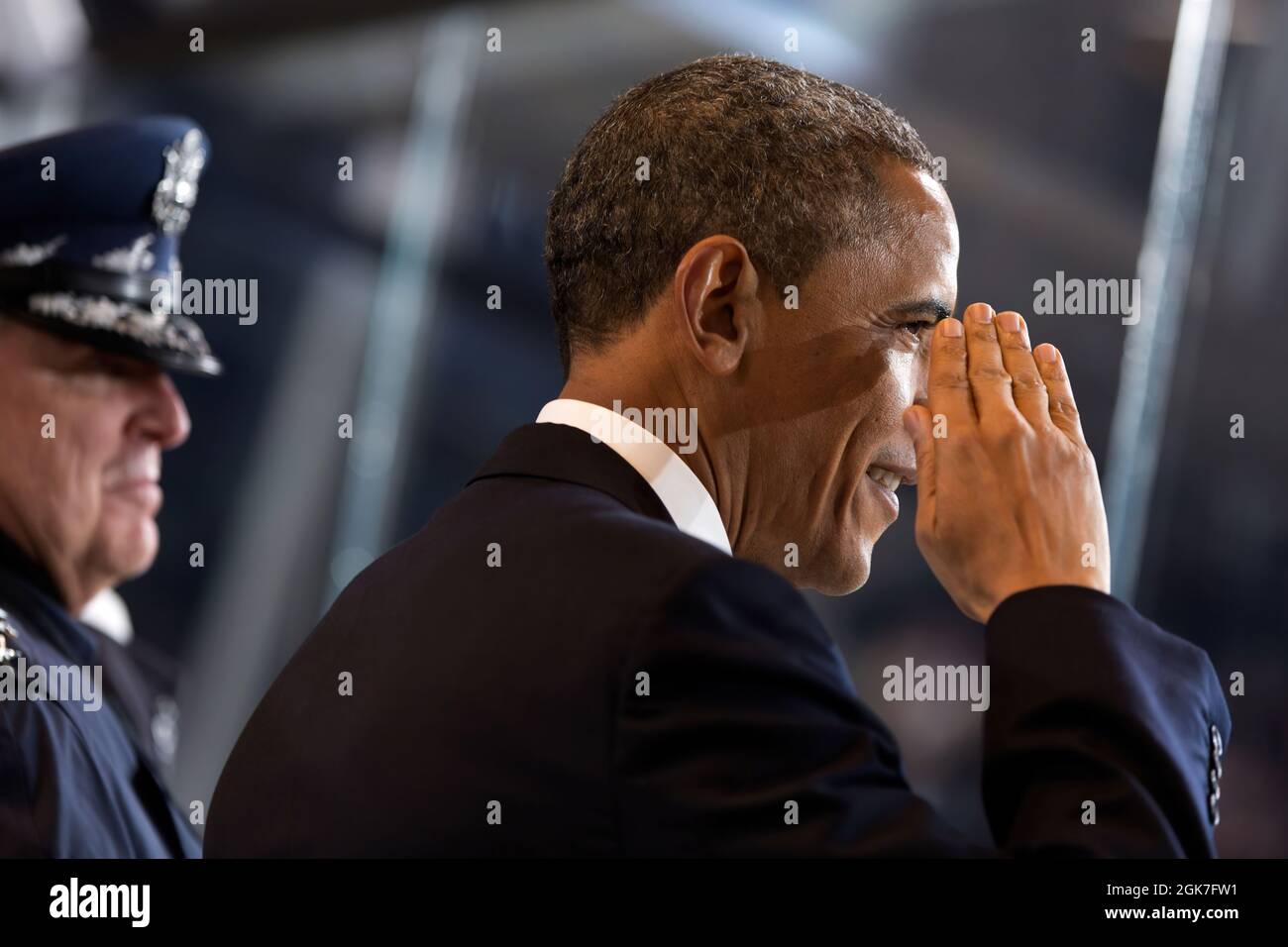 Präsident Barack Obama begrüßt Militärdienstmitglieder, während er die Eröffnungsparade vom Überprüfungsstand auf der Pennsylvania Avenue in Washington, D.C., am 21. Januar 2013 beobachtet. (Offizielles Foto des Weißen Hauses von Pete Souza) Dieses offizielle Foto des Weißen Hauses wird nur zur Veröffentlichung durch Nachrichtenorganisationen und/oder zum persönlichen Druck durch die Betreffzeile(en) des Fotos zur Verfügung gestellt. Das Foto darf in keiner Weise manipuliert werden und darf nicht in kommerziellen oder politischen Materialien, Anzeigen, E-Mails, Produkten oder Werbeaktionen verwendet werden, die in irgendeiner Weise eine Genehmigung oder Billigung des nahelege Stockfoto