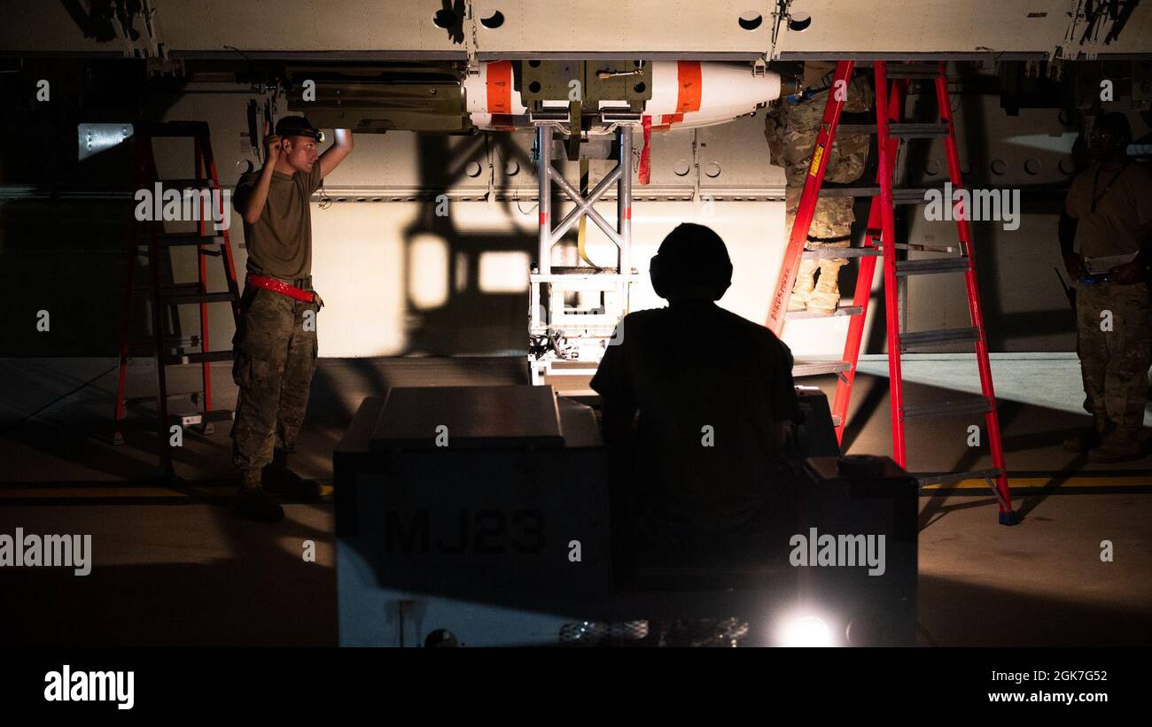 Ein Waffenteam des 2. Flugzeug-Wartungsgeschwaders lädt eine Mk-62-Schnellschlagmine auf eine B-52H-Stratofortress zur Unterstützung einer Trainingsübung auf der Barksdale Air Force Base, Louisiana, 25. August 2021. Die B-52 ist in der Lage, sowohl Marineminen als auch konventionelle und nukleare Waffen zu transportieren und einzusetzen. Stockfoto