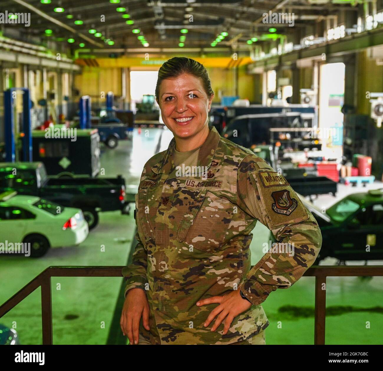 US Air Force Maj. Dawn Pieper, Kommandant der 8. Logistik Readiness Squadron, posiert für ein Foto auf dem Kunstan Air Base, Republik Korea, 25. August 2021. „Ich habe Glück, weil ich andere weibliche Kommandanten habe, auf die ich mich stützen kann. Ich schätze ihre Unterstützung, da wir uns gegen die Männchen behaupten“, sagte Pieper. Stockfoto