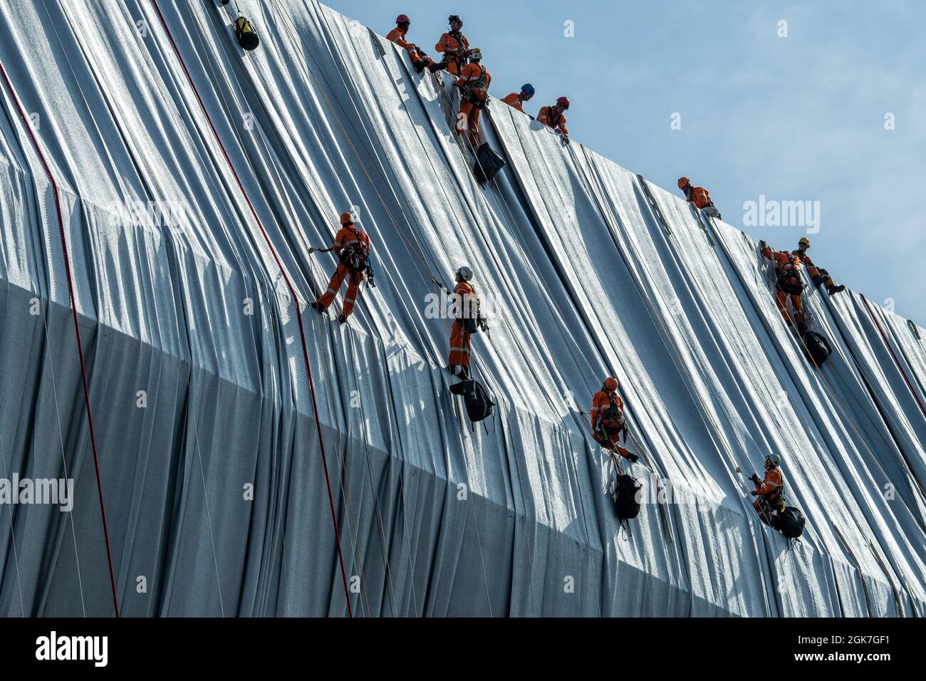 Arbeiter installieren die Christo-Installation: Arc De Triomphe verpackt. Stockfoto