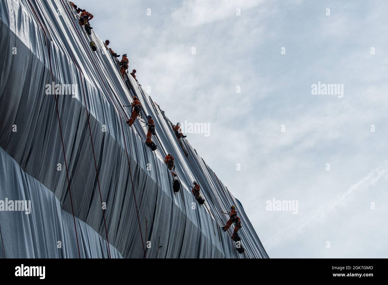 Arbeiter installieren die Christo-Installation: Arc De Triomphe verpackt. Stockfoto