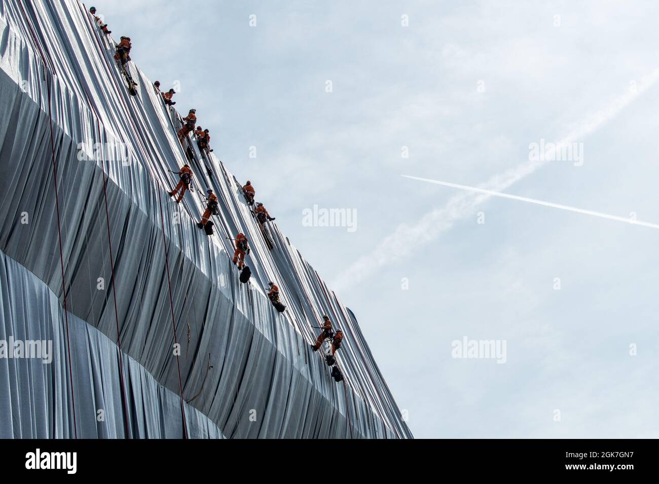 Arbeiter installieren die Christo-Installation: Arc De Triomphe verpackt. Stockfoto