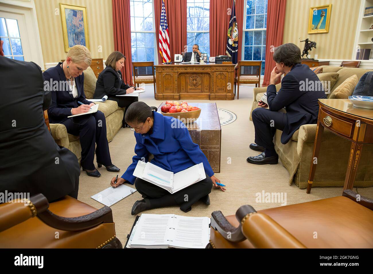 Präsident Barack Obama telefoniert mit dem russischen Präsidenten Wladimir Putin im Oval Office, 21. Januar 2014. Von der zweiten linken Seite sitzen: Celeste Wallander, Senior Director für Russland und Zentralasien, Lisa Monaco, Assistentin des Präsidenten für Heimatschutz und Terrorismusbekämpfung, Susan E. Rices Nationale Sicherheitsberaters und Tony Blinken, stellvertretender nationaler Sicherheitsberater. (Offizielles Foto des Weißen Hauses von Pete Souza) Dieses offizielle Foto des Weißen Hauses wird nur zur Veröffentlichung durch Nachrichtenorganisationen und/oder zum persönlichen Druck durch die Betreffzeile(en) des Fotograps zur Verfügung gestellt Stockfoto