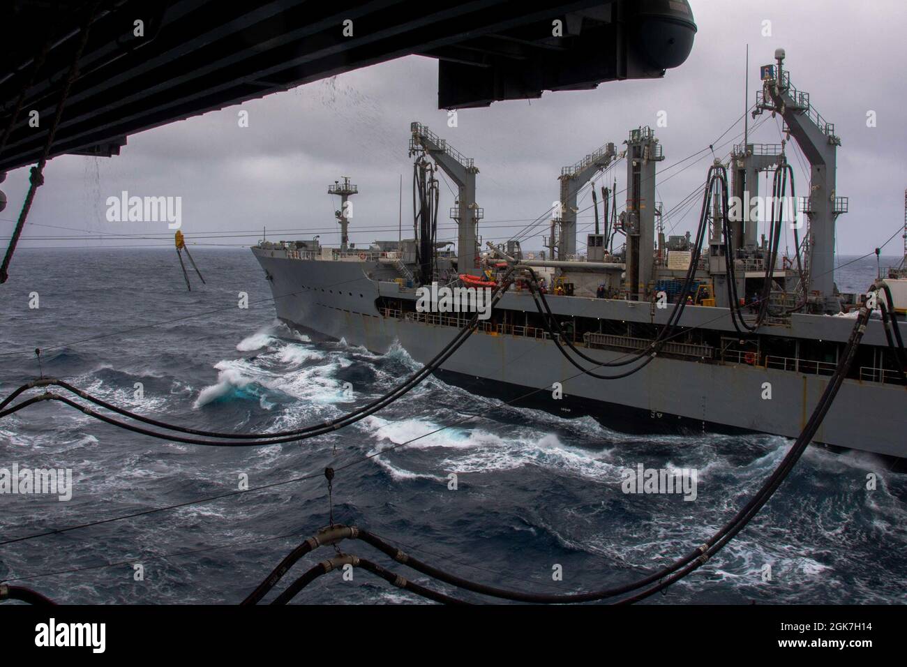 210826-N-RC359-1068 ARABIAN SEA (AUG 26, 2021) – die Flugzeugträgerin USS Ronald Reagan (CVN 76) führt im Arabischen Meer eine Auffüllung auf See mit dem Militär-Sealift-Kommando-Flottenauffüller USNS Pecos (T-AO 197) 26 durch. Ronald Reagan ist das Flaggschiff der Carrier Strike Group 5 und wird im Einsatzgebiet der 5. US-Flotte zur Unterstützung von Marineoperationen eingesetzt, um die maritime Stabilität und Sicherheit in der Zentralregion zu gewährleisten. Verbindung des Mittelmeers mit dem Pazifik durch den westlichen Indischen Ozean und drei strategische Engpässe. Stockfoto