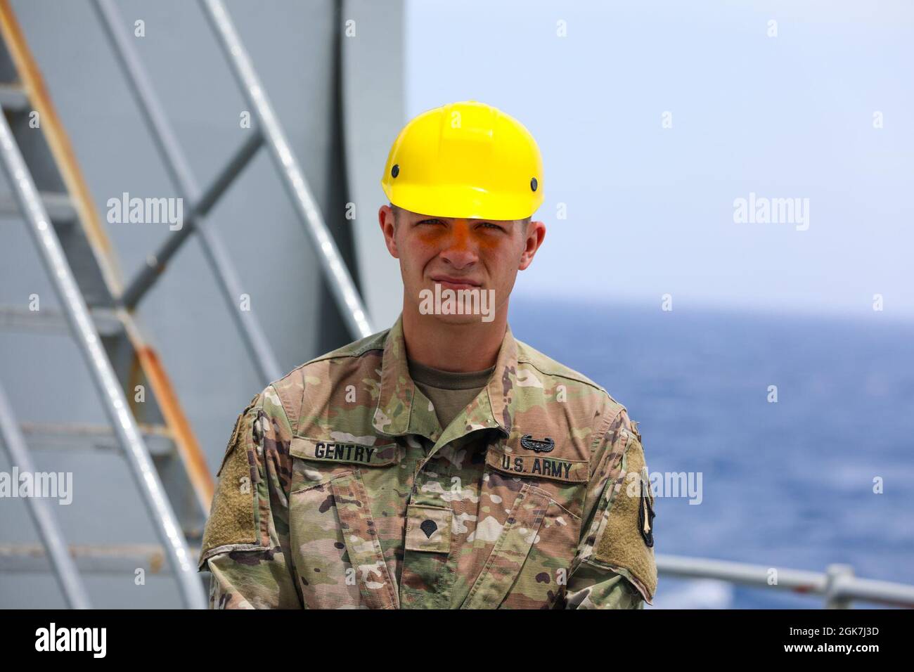 Von Little Rock, AK, SPC. Trent Gentry ist ein 91-B-Mechaniker mit rollendem Fahrzeug, der dem 2. Bataillon, dem 506. Infanterie-Regiment, dem 3. Brigade-Kampfteam, der 101. Airborne Division (Air Assault), zugewiesen ist und an Bord des US-amerikanischen Naval Ship Gilliland bei seiner ersten Übung zur Einsatzbereitschaft im Seeeinsatz ist, Und wird seine erste Rotation im Joint Readiness Training Center in Fort Polk, Louisiana, nach dem SEDRE abschließen. „Ich bin dankbar, der Armee beigetreten zu sein, weil sie mich zu einem Mann geformt hat, der Hindernisse überwindet und dadurch stärker wird“, sagte Gentry. “Teil eines S zu sein Stockfoto