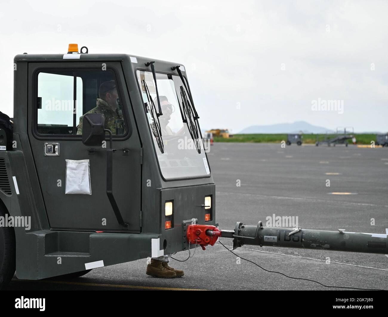 Ein Tarnbomber B-2 Spirit, der der Whiteman Air Force Base, Missouri, zugewiesen wurde, erhält nach der Rückkehr zum Keflavik Air Base, Island, am 26. August 2021 eine routinemäßige Wartungsinspektion. Die Wartungsflugzeugen zeigen eine vollständige Kraftintegration mit einer kombinierten Einheit des 509. Und 131. Bombenflügels während eines agilen Kampfeinsatzes eines Bombers. Agile Kampfeinsätze von Bombern üben die Fähigkeit von Airmen aus, in der arktischen Region zu operieren, sodass die einzige Tarnbomberflotte jederzeit und überall auf der Welt für jede Mission bereit ist. Stockfoto