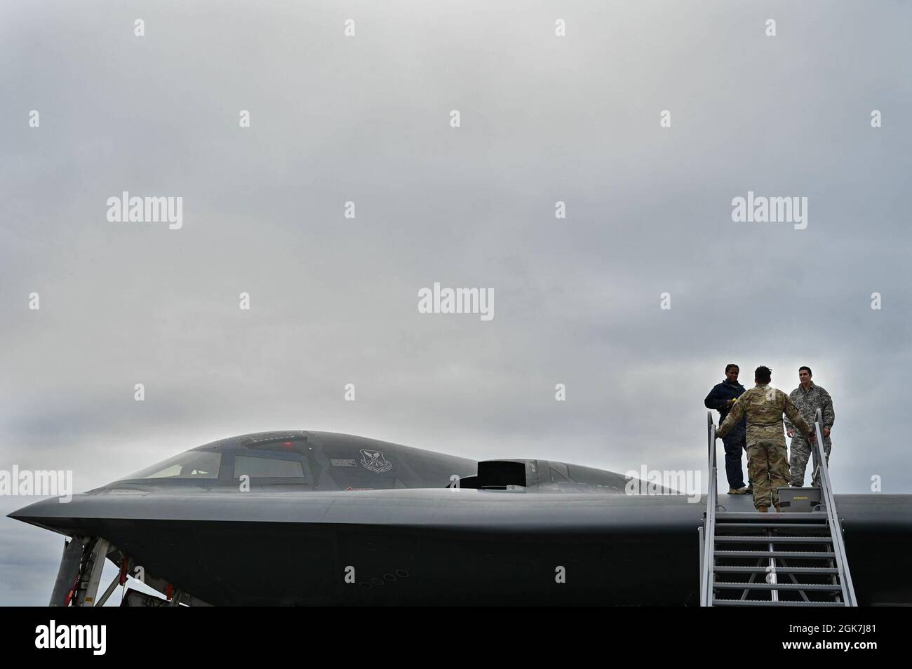 Ein Tarnbomber B-2 Spirit, der der Whiteman Air Force Base, Missouri, zugewiesen wurde, erhält nach der Rückkehr zum Keflavik Air Base, Island, am 26. August 2021 eine routinemäßige Wartungsinspektion. Die Wartungsflugzeugen zeigen eine vollständige Kraftintegration mit einer kombinierten Einheit des 509. Und 131. Bombenflügels während eines agilen Kampfeinsatzes eines Bombers. Agile Kampfeinsätze von Bombern üben die Fähigkeit von Airmen aus, in der arktischen Region zu operieren, sodass die einzige Tarnbomberflotte jederzeit und überall auf der Welt für jede Mission bereit ist. Stockfoto