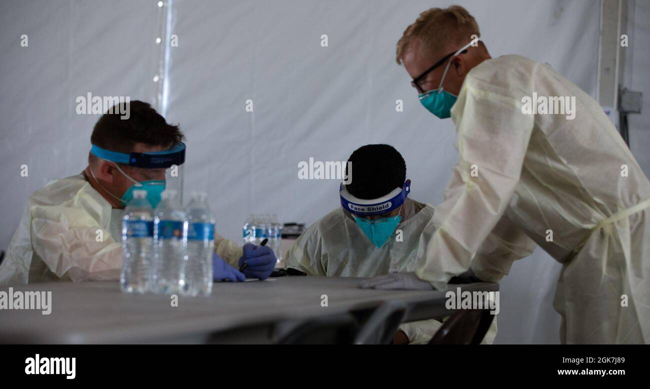 Soldaten, die dem 40. Brigade-Ingenieur-Bataillon, dem 2. Brigade-Kampfteam und der 1. Panzerdivision zugewiesen sind, bereiten sich darauf vor, afghanische Mitarbeiter in das COVID-Testgebiet im Doña Ana-Komplex von Fort Bliss in New Mexico zu bringen, 26. August 2021. Das Verteidigungsministerium stellt über das US-Nordkommando und zur Unterstützung des Außenministeriums und des Heimatschutzministeriums so schnell wie möglich Transport, vorübergehende Unterbringung, medizinische Vorsorgeuntersuchungen und allgemeine Unterstützung für bis zu 50,000 afghanische Evakuierte in geeigneten Einrichtungen, in permanenten oder temporären Strukturen bereit. Diese Initiative bietet Afgh Stockfoto