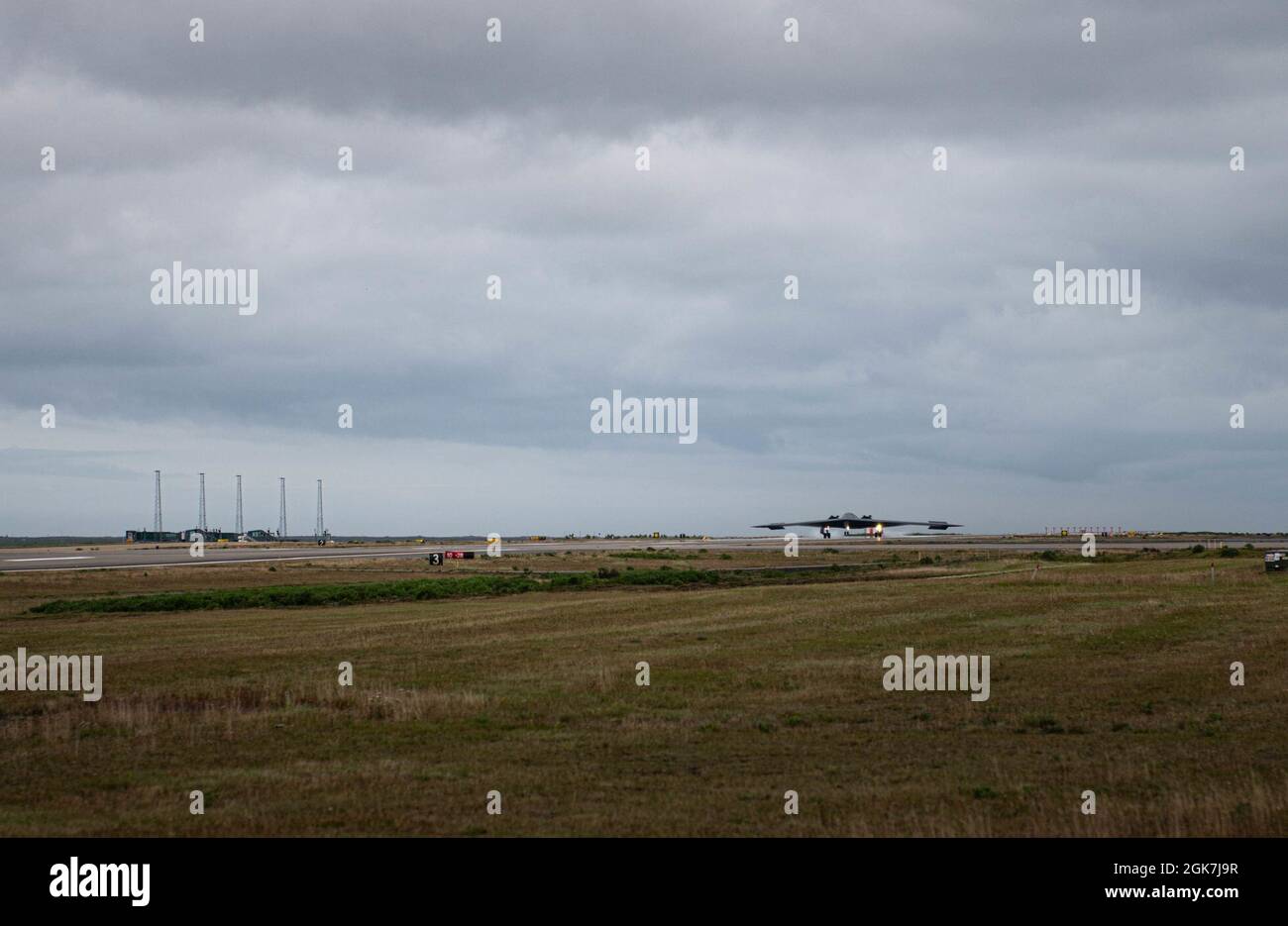 Ein Tarnbomber B-2 Spirit, der der Whiteman Air Force Base, Missouri, zugewiesen wurde, erhält nach der Rückkehr zum Keflavik Air Base, Island, am 26. August 2021 eine routinemäßige Wartungsinspektion. Die Wartungsflugzeugen zeigen eine vollständige Kraftintegration mit einer kombinierten Einheit des 509. Und 131. Bombenflügels während eines agilen Kampfeinsatzes eines Bombers. Agile Kampfeinsätze von Bombern üben die Fähigkeit von Airmen aus, in der arktischen Region zu operieren, sodass die einzige Tarnbomberflotte jederzeit und überall auf der Welt für jede Mission bereit ist. Stockfoto