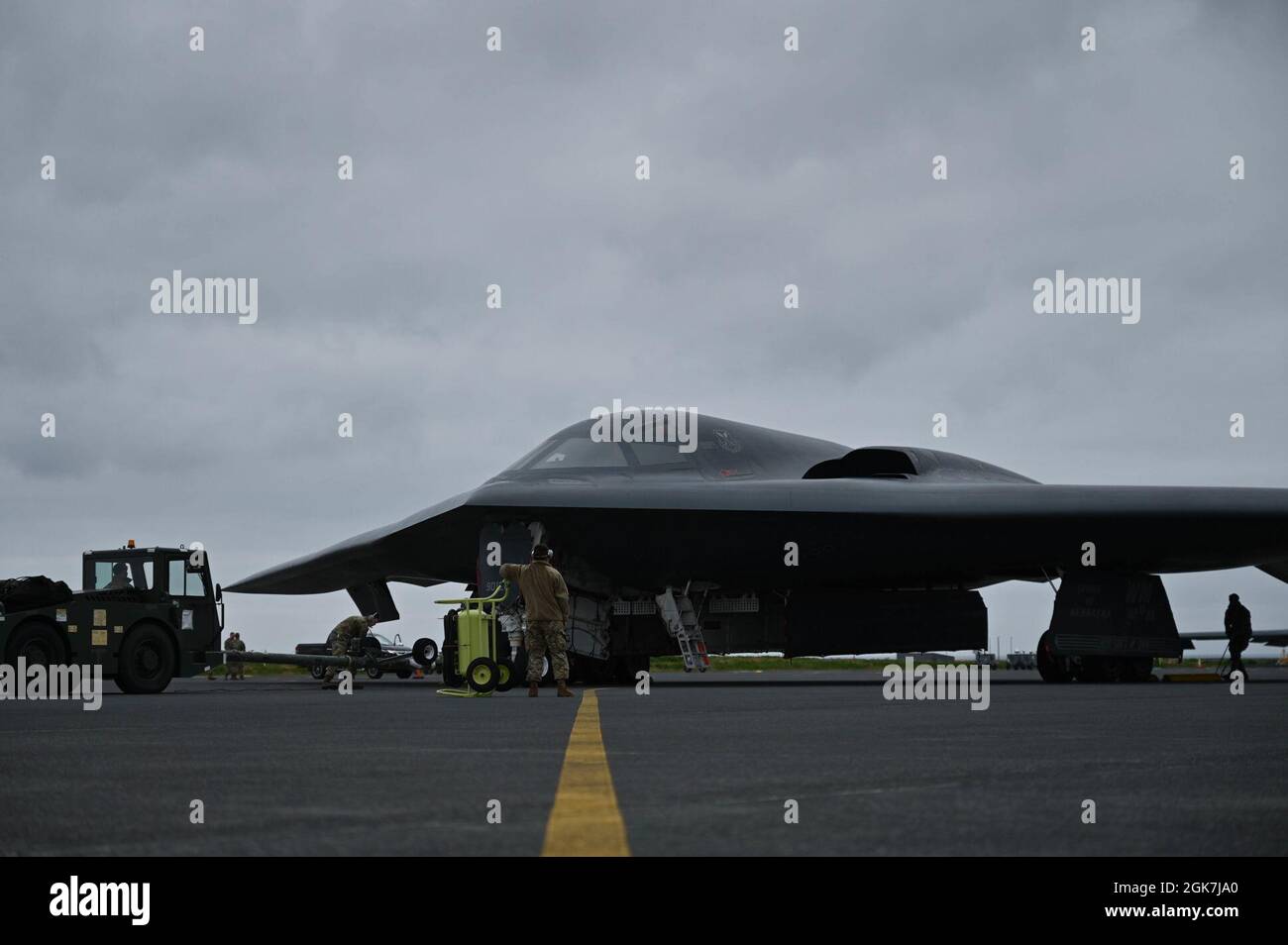 Ein Tarnbomber B-2 Spirit, der der Whiteman Air Force Base, Missouri, zugewiesen wurde, erhält nach der Rückkehr zum Keflavik Air Base, Island, am 26. August 2021 eine routinemäßige Wartungsinspektion. Die Wartungsflugzeugen zeigen eine vollständige Kraftintegration mit einer kombinierten Einheit des 509. Und 131. Bombenflügels während eines agilen Kampfeinsatzes eines Bombers. Agile Kampfeinsätze von Bombern üben die Fähigkeit von Airmen aus, in der arktischen Region zu operieren, sodass die einzige Tarnbomberflotte jederzeit und überall auf der Welt für jede Mission bereit ist. Stockfoto