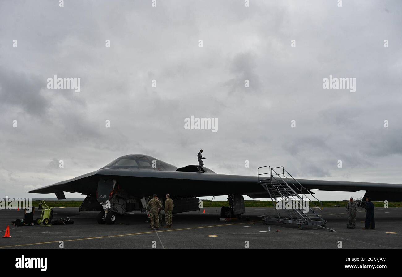 Ein STEALTH-Bomber B-2 Spirit, der der Whiteman Air Force Base, Missouri, zugewiesen wurde, erhält im August 26 2021 eine routinemäßige Wartungsinspektion auf dem Keflavik Air Base, Island. Die Wartungsflugzeugen zeigen eine vollständige Force-Integration mit einer kombinierten Einheit des 509. Und 131. Bombenflügels während des ersten Einsatzes des Tarnbombers nach Island. Durch Einsätze außerhalb der arktischen Region ist die einzige Tarnbomberflotte jederzeit und überall auf der Welt für jede Mission bereit. Stockfoto