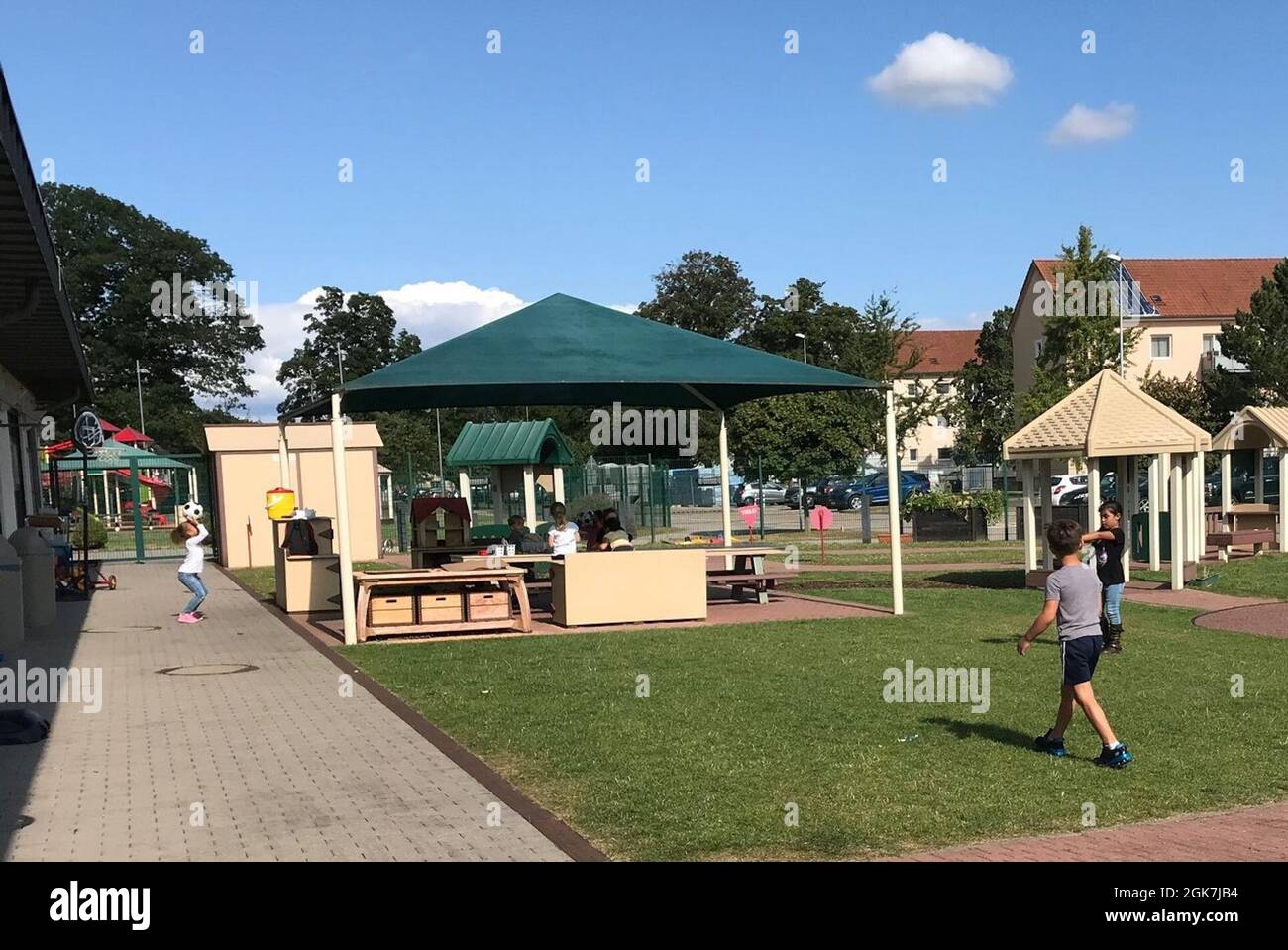 Kinder im Child Development Center der Clay Kaserne genießen ihre Spielzeit im Zentrum. Die neue Gebührenregelung für die Pflege im Zentrum tritt am 2. September in Kraft. Stockfoto