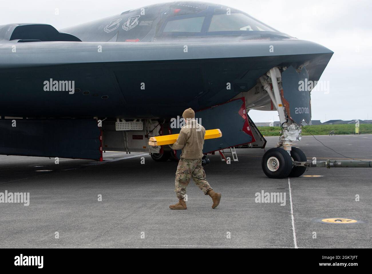 Flugleute, die den 131. Und 509. Wartungsgeschwadern zugewiesen wurden, führen nach dem Flug Wartungsarbeiten an einem B-2 Spirit Stealth-Bomber auf der Keflavik Air Base, Island, am 26. August 2021 durch. Die Tarnkappenbomber wurden mit Royal Air Force Typhoon-Kampfflugzeugen zur Unterstützung einer Bomber Task Force-Mission integriert, um die Interoperabilität und die Fähigkeiten mit NATO-Verbündeten und -Partnern im gesamten europäischen Theater zu verbessern. Stockfoto