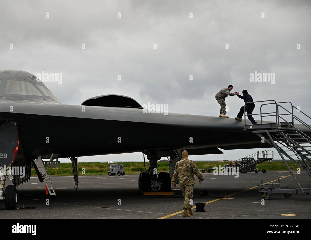 Ein Tarnbomber B-2 Spirit, der der Whiteman Air Force Base, Missouri, zugewiesen wurde, erhält nach der Rückkehr zum Keflavik Air Base, Island, am 26. August 2021 eine routinemäßige Wartungsinspektion. Die Wartungsflugzeugen zeigen eine vollständige Kraftintegration mit einer kombinierten Einheit des 509. Und 131. Bombenflügels während eines agilen Kampfeinsatzes eines Bombers. Agile Kampfeinsätze von Bombern üben die Fähigkeit von Airmen aus, in der arktischen Region zu operieren, sodass die einzige Tarnbomberflotte jederzeit und überall auf der Welt für jede Mission bereit ist. Stockfoto