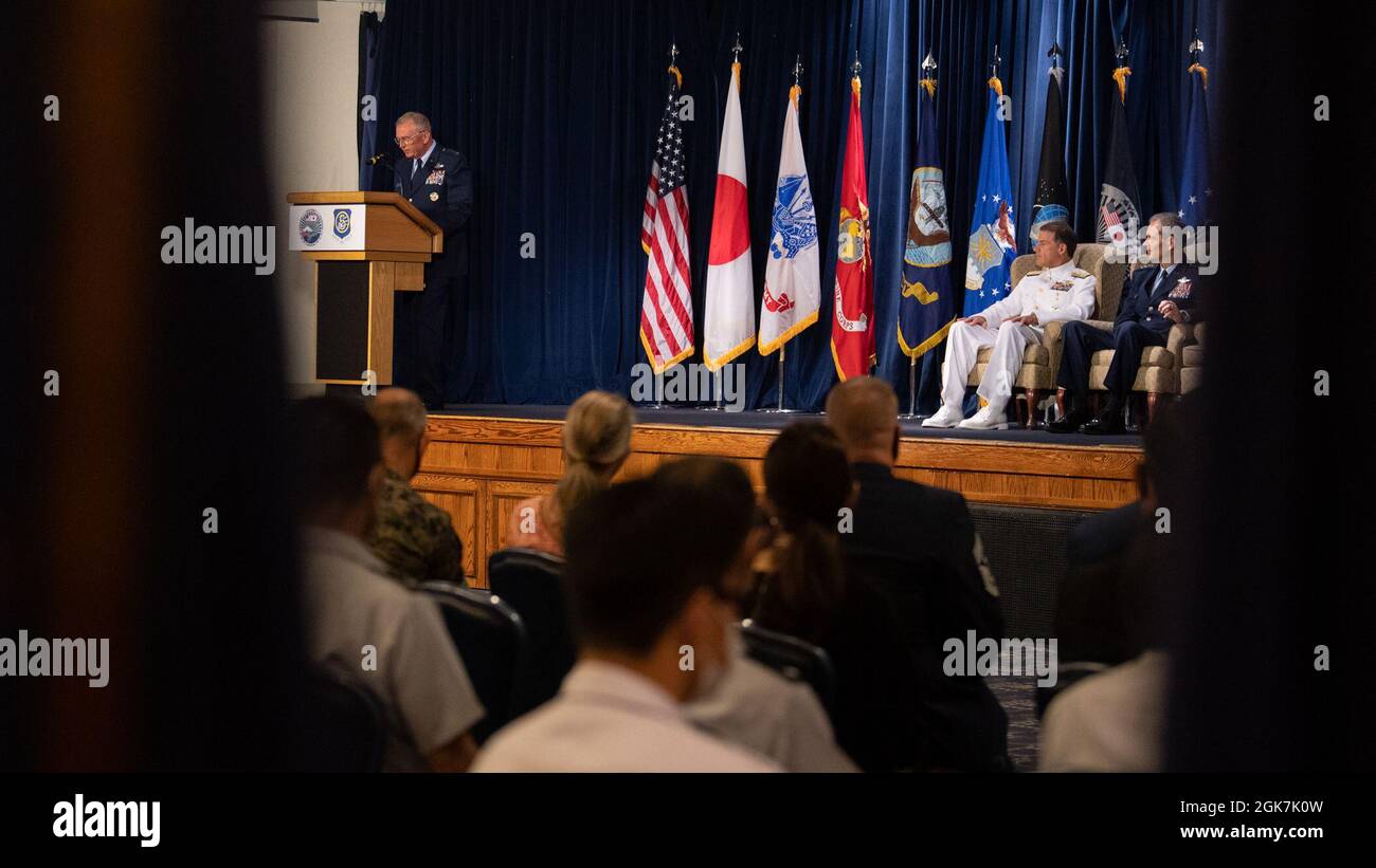 LT. General Ricky N. Rupp, Kommandant der US-Streitkräfte Japan und der 5. Luftwaffe, spricht während der Zeremonie zur Änderung des Kommandos der USFJ und des 5. Luftwaffenstützpunkts auf dem Yokota Air Base, Japan, am 27. August 2021. Rupp sprach über seine Pläne und drückte seine Begeisterung aus, als Kommandant des USFJ und des 5. AF zu dienen. Stockfoto