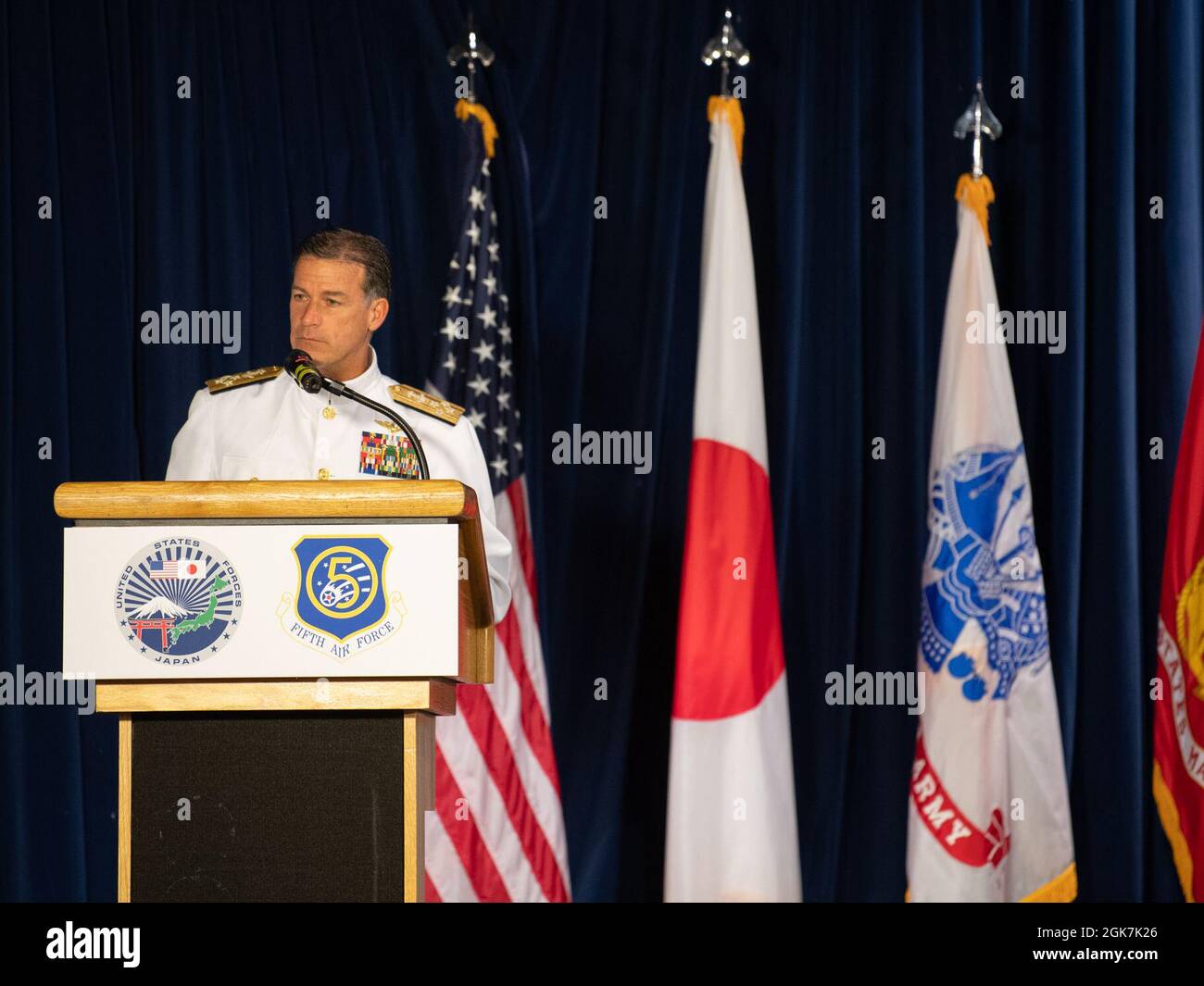 Admiral John C. Aquilino, Kommandant der US-Indo-Pacific Command, spricht während der US-Streitkräfte Japan und der 5. Luftstreitwechsel-Zeremonie auf dem Yokota Air Base, Japan, am 27. August 2021. Aquilino sprach über die Bedeutung des USFJ und des 5. AF im Verantwortungsbereich der Pacific Air Forces. Stockfoto