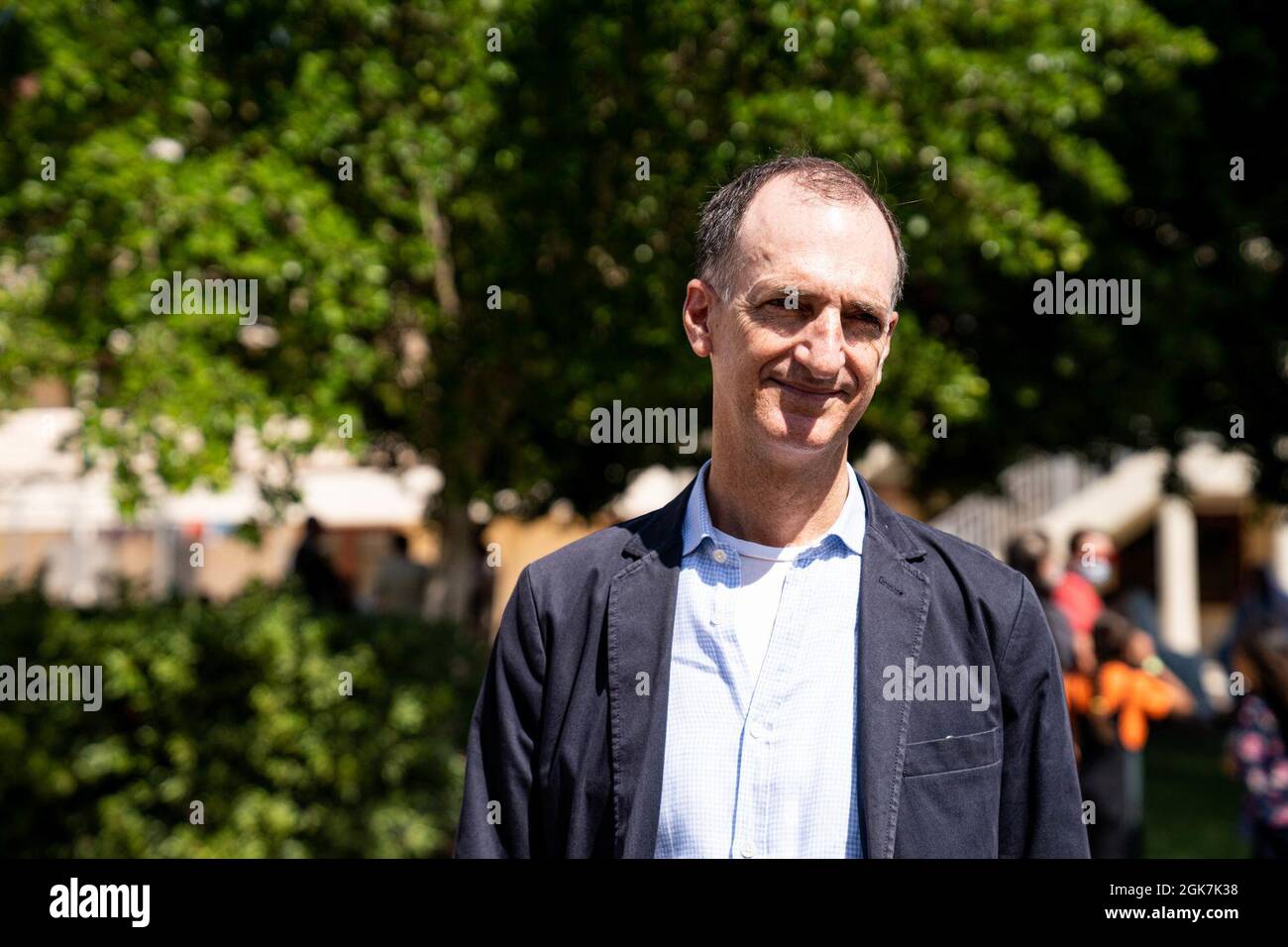 Thomas Smitham, Charge d’ Affairs US-Botschaft Rom trifft Evakuierte aus Afghanistan, während sie die Wohnbereiche der Naval Air Station Sigonella bereisen, 27. August 2021. NAS Sigonella unterstützt derzeit die Mission des Außenministeriums, um die sichere Ausreise und Umsiedlung von US-Bürgern, Empfängern von Sondervisa für Immigration und gefährdeten Bevölkerungsgruppen aus Afghanistan zu erleichtern. Stockfoto