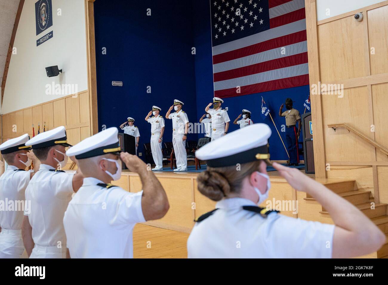 210827-N-ZW825-0124 NEWPORT, R.I. (Aug 27, 2021) Officer Candidate School (OCS) Schüler der Klasse 15-21 am Officer Training Command Newport (OTCN), Rhode Island, geben während der Nationalhymne die Ehre, ihre Abschlussfeier am 27. August zu beginnen. Die OCS entwickelt Zivilisten und Flottensegler moralisch, mental und physisch zu neu beauftragten Offizieren und verleiht ihnen die höchsten ideale der Ehre, des Mutes und des Einsatzes für den Dienst in der Flotte als Marineoffiziere. Stockfoto