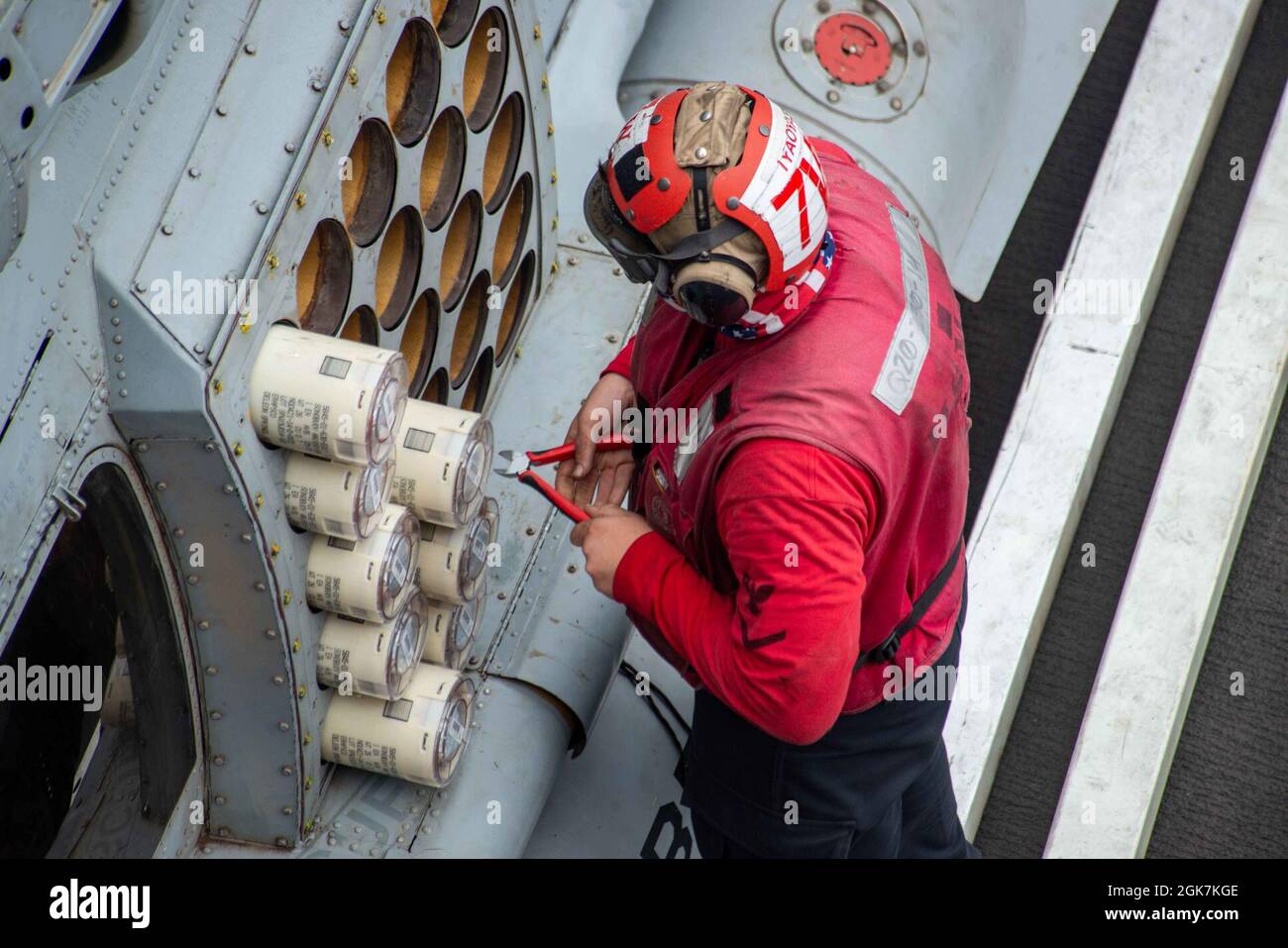 210827-N-DW158-1050 ARABIAN SEA (AUG 27, 2021) – Aviation Ordnanceman 3rd Class McKinley Agate inspiziert Sonobujen auf einem MH-60R Sea Hawk Hubschrauber, der an den „Saberhawks“ des Helicopter Maritime Strike Squadron (HSM) 77 auf dem Flugdeck des Flugzeugträgers USS Ronald Reagan (CVN 76) im Arabischen Meer befestigt ist, 27. August. Ronald Reagan ist das Flaggschiff der Carrier Strike Group 5 und wird im Einsatzgebiet der 5. US-Flotte eingesetzt, um Marineinteroperationen zu unterstützen, um die maritime Stabilität und Sicherheit in der Zentralregion zu gewährleisten und das Mittelmeer und den Pazifik durch den Westen Indis zu verbinden Stockfoto