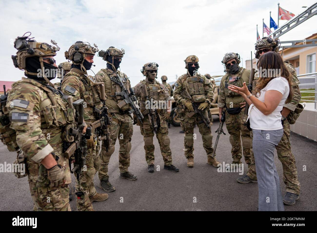 Grüne Berets der US-Armee, die der 10. Spezialeinheit zugewiesen sind, sprechen mit Herro Mustafa, US-Botschafter in der Republik Bulgarien, 26. August 2021. Gemeinsame kombinierte Austauschschulungen verbessern die Interoperabilität mit den Partnernationen und stärken die militärische Bereitschaft, die Teamarbeit und das gemeinsame Vertrauen, während gleichzeitig Frieden und Stabilität in Europa gefördert werden. Stockfoto