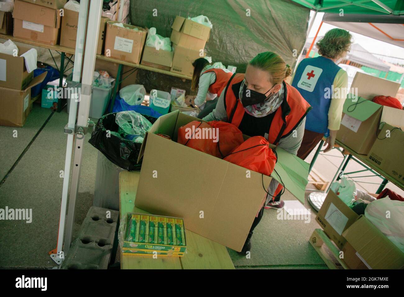Mitglieder des Roten Kreuzes bereiten sich auf die Ankunft von Evakuierten  aus Afghanistan im Rahmen der Operation Allies Refuge auf dem  Luftwaffenstützpunkt Ramstein, Deutschland, am 27. August 2021 vor. Das  Rote Kreuz