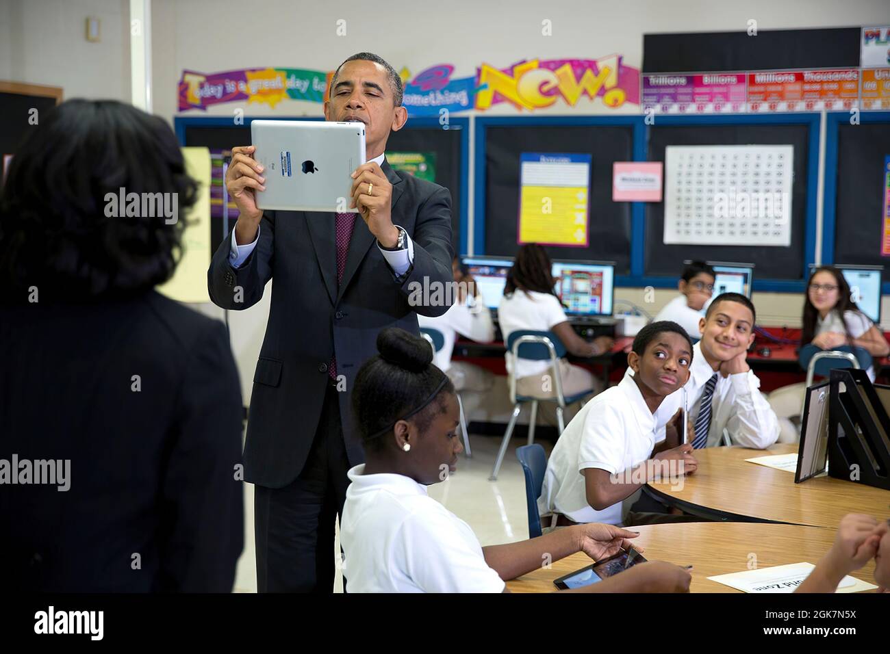 Präsident Barack Obama nimmt ein Video auf einem iPad während eines Klassenraumbesuchs mit Studenten an der Buck Lodge Middle School in Adelphi, MD, auf., 4. Februar 2014. (Offizielles Foto des Weißen Hauses von Pete Souza) Dieses offizielle Foto des Weißen Hauses wird nur zur Veröffentlichung durch Nachrichtenorganisationen und/oder zum persönlichen Druck durch die Betreffzeile(en) des Fotos zur Verfügung gestellt. Das Foto darf in keiner Weise manipuliert werden und darf nicht in kommerziellen oder politischen Materialien, Anzeigen, E-Mails, Produkten oder Werbeaktionen verwendet werden, die in irgendeiner Weise die Zustimmung oder Billigung des Präsidenten, der First Famil, suggerieren Stockfoto