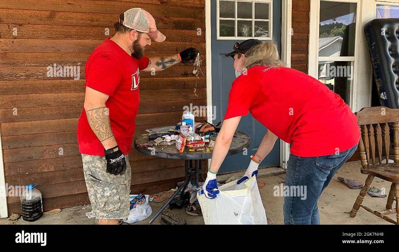 Waverly, Tennessee (27. August 2021) - Mitglieder der Freiwilligengruppe Life Point Church entfernen Überschwemmungsschutt aus dieser beschädigten Residenz in Waverly, Tennessee. Robert Kaufmann/FEMA Stockfoto