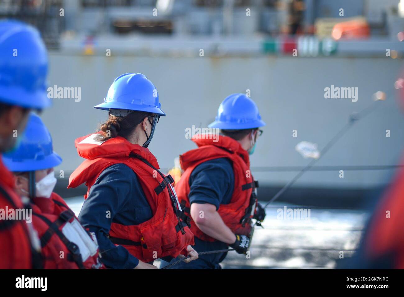 210827-N-UP745-1019 ATLANTIK (AUG 27, 2021) Seeleute halten während eines Auffüllens auf See an Bord der USS Forrest Sherman (DDG 98) eine Leitung des einfachen alten Telefonsystems. USS Forrest Sherman (DDG 98) beteiligt sich an FRONTIER SENTINEL, zusammen mit der US-Küstenwache und den kanadischen Alliierten, um ihre arktischen Fähigkeiten zu verbessern Stockfoto