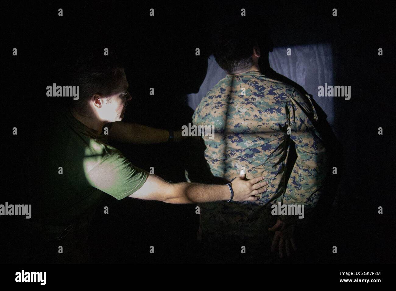 US Navy Segler mit 2d Medical Bataillon, 2D Marine Logistics Group, testen während des Betriebs Allies Refuge auf Marine Corps Base Quantico, Virginia, 28. August 2021 eine Röntgenmaschine. Das Verteidigungsministerium stellt über das US-Nordkommando und zur Unterstützung des Außenministeriums und des Heimatschutzministeriums so schnell wie möglich Transport, vorübergehende Unterbringung, medizinische Vorsorgeuntersuchungen und allgemeine Unterstützung für bis zu 50,000 afghanische Evakuierte in geeigneten Einrichtungen, in permanenten oder temporären Strukturen bereit. Diese Initiative bietet afghanischen Mitarbeitern eine wesentliche Unterstützung an sicheren Orten Stockfoto